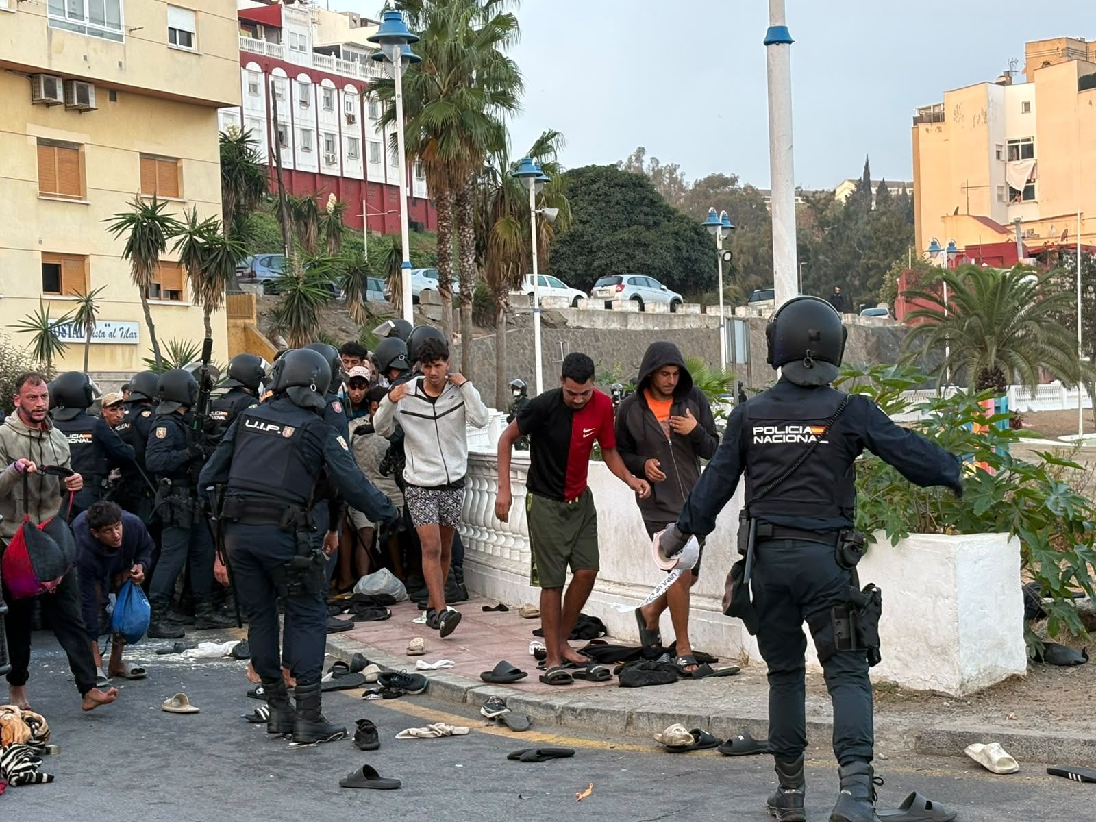Tenso traslado  de más de  3.000 migrantes de las playas de Ceuta a un nuevo centro temporal