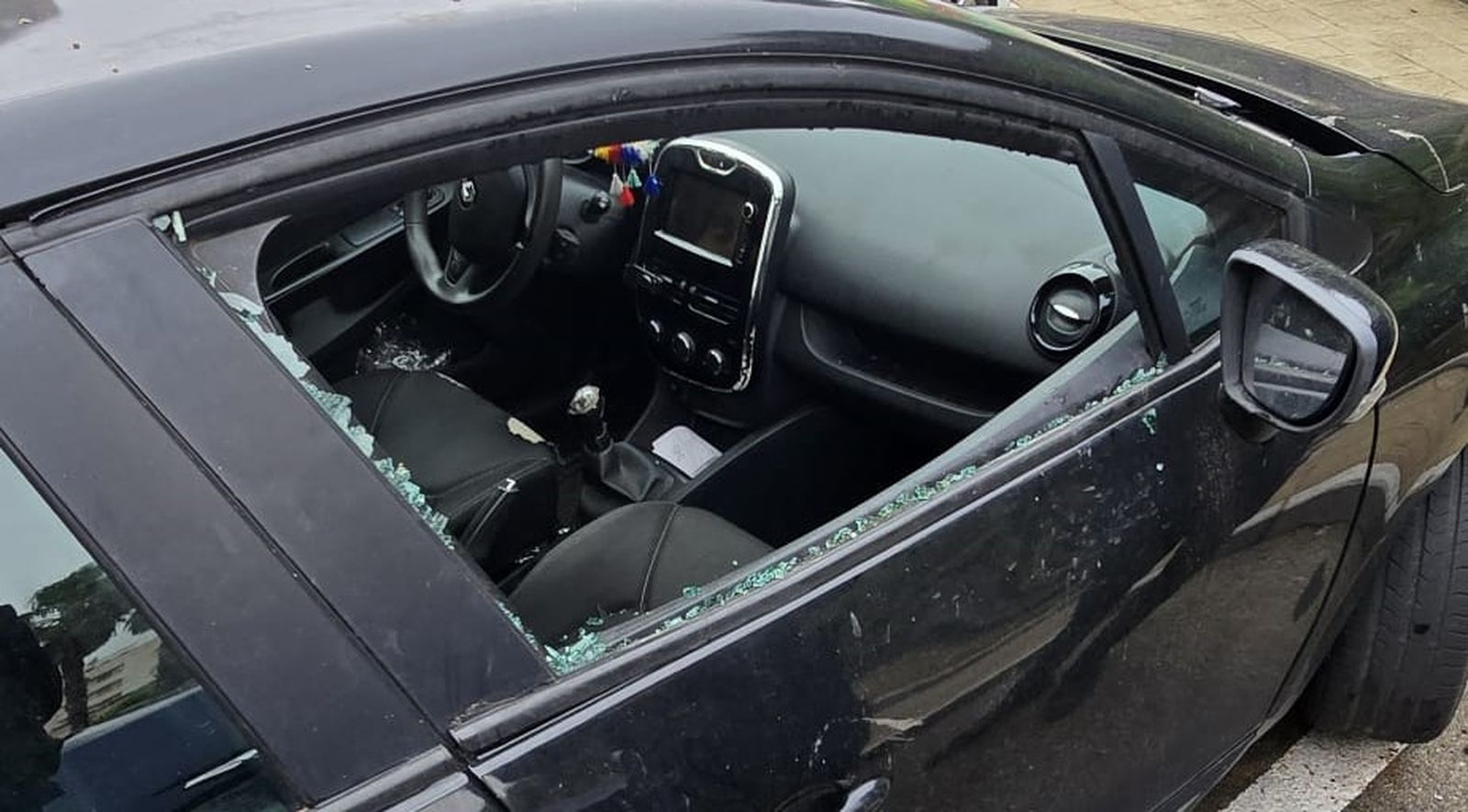 Imagen de cómo quedó uno de los vehículos dañados