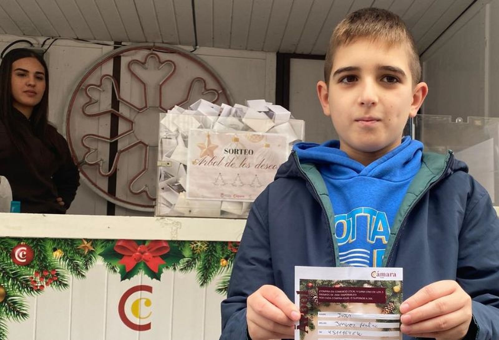 El niño encargado de sacar el nombre del ganador del Árbol de los Deseos.