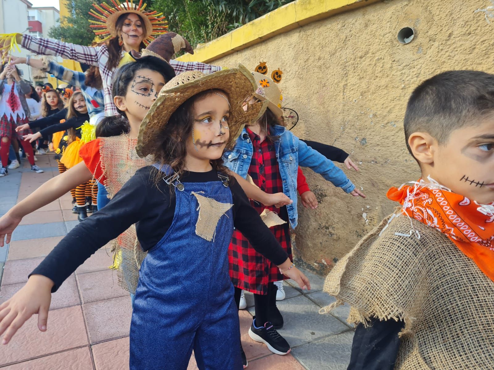 FOTOGALERÍA | El CEIP Rosalía de Castro lleva la magia de Halloween a las calles de la barriada con un pasacalles