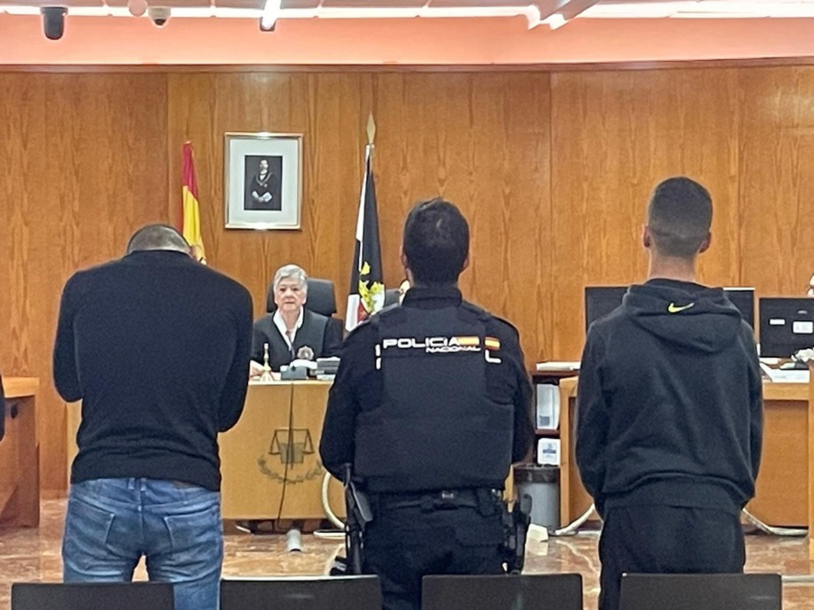 Desde la izquierda, el pasado 14 de mayo: M.B., un policía y a la derecha, I.M. / FOTO REDUAN