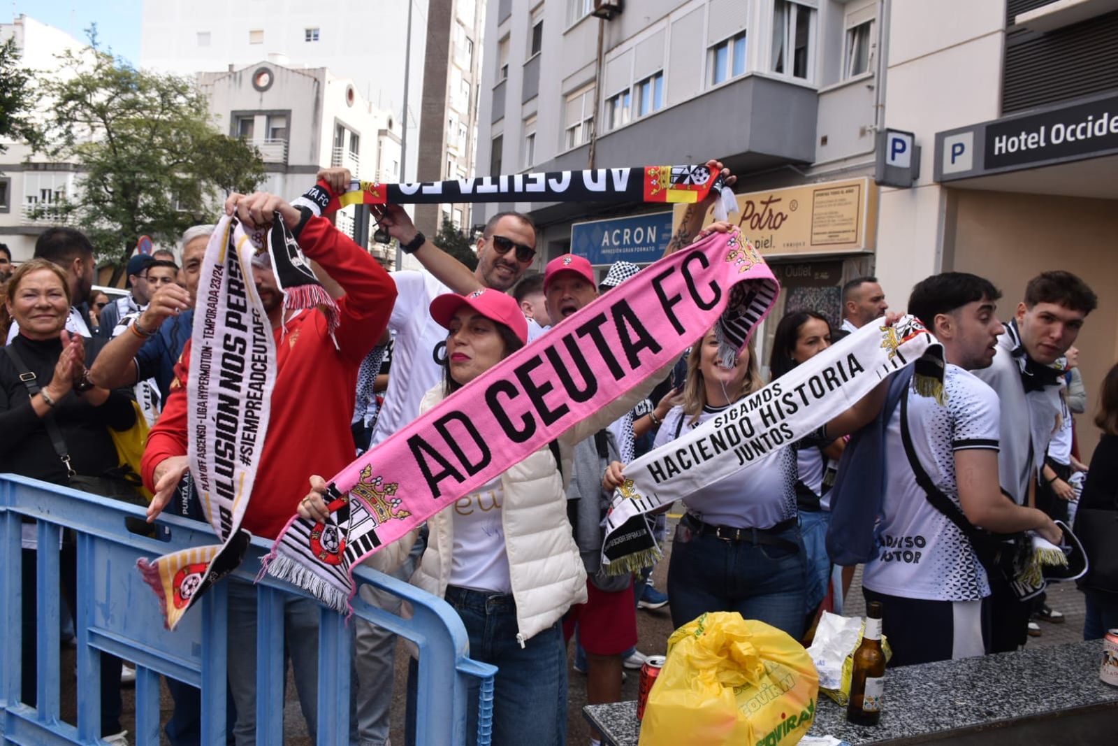 Centenares de ceutíes por las calles de Cádiz este domingo