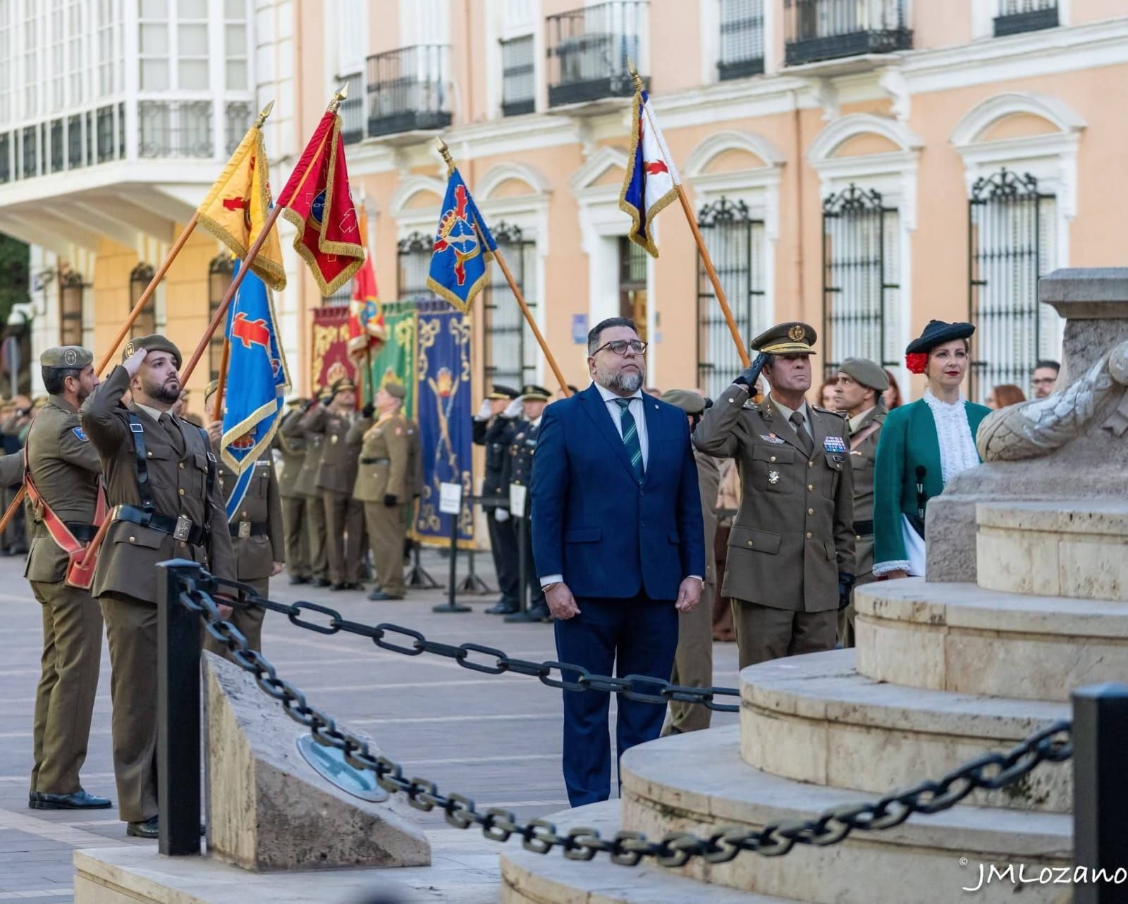 La Comandancia General entrega la enseña nacional a la Casa Regional de Ceuta en Melilla