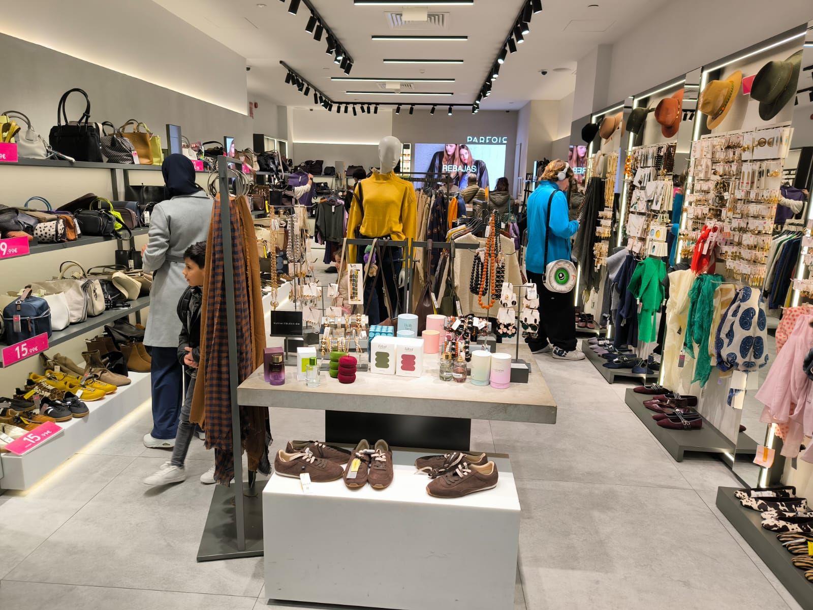 Las rebajas toman Parques de Ceuta en una intensa jornada tras Reyes