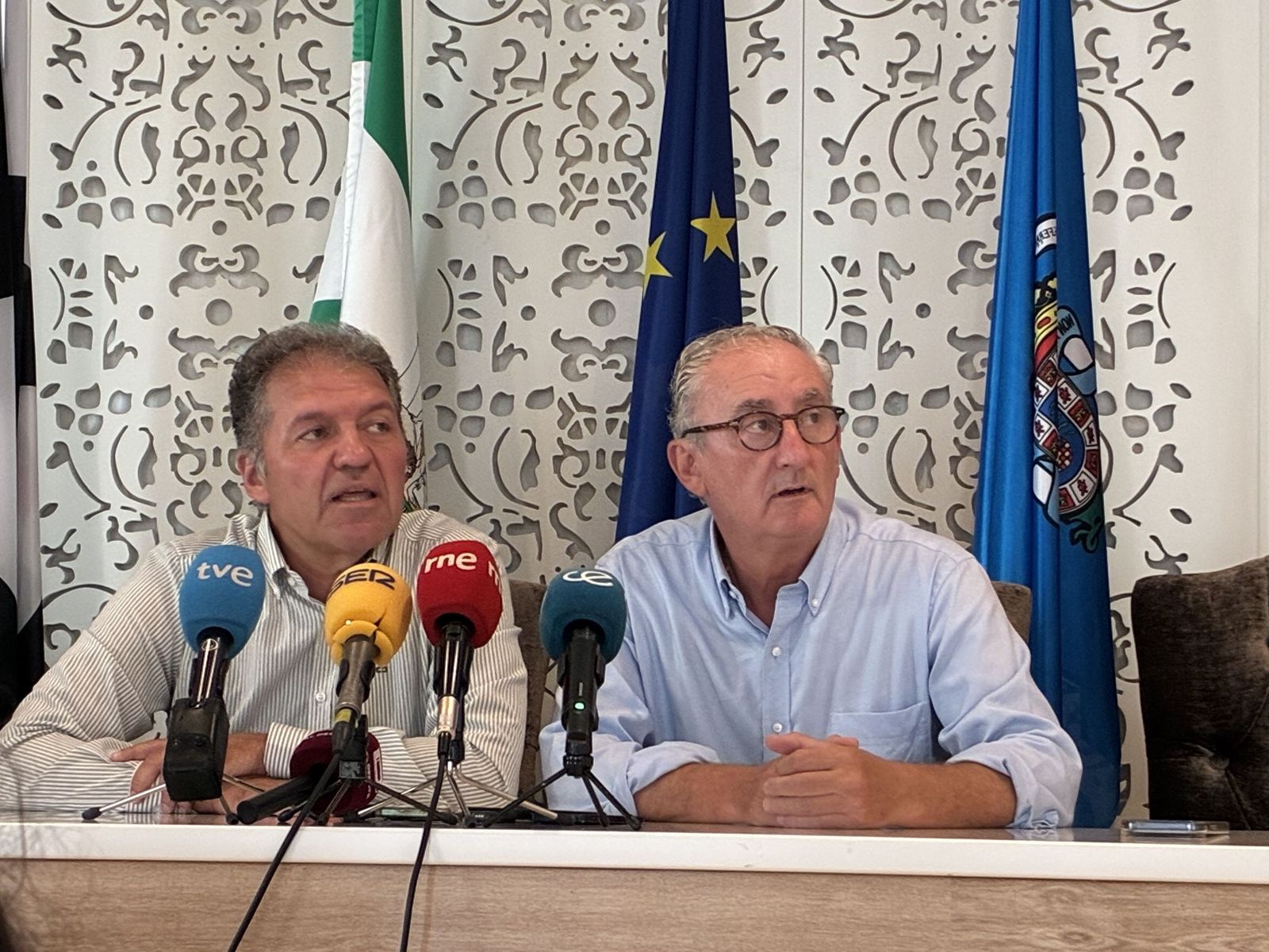 Enrique Roviralta y Tomás Cobo, durante la rueda de prensa ofrecida en la sede del Colegio de Médicos de Ceuta