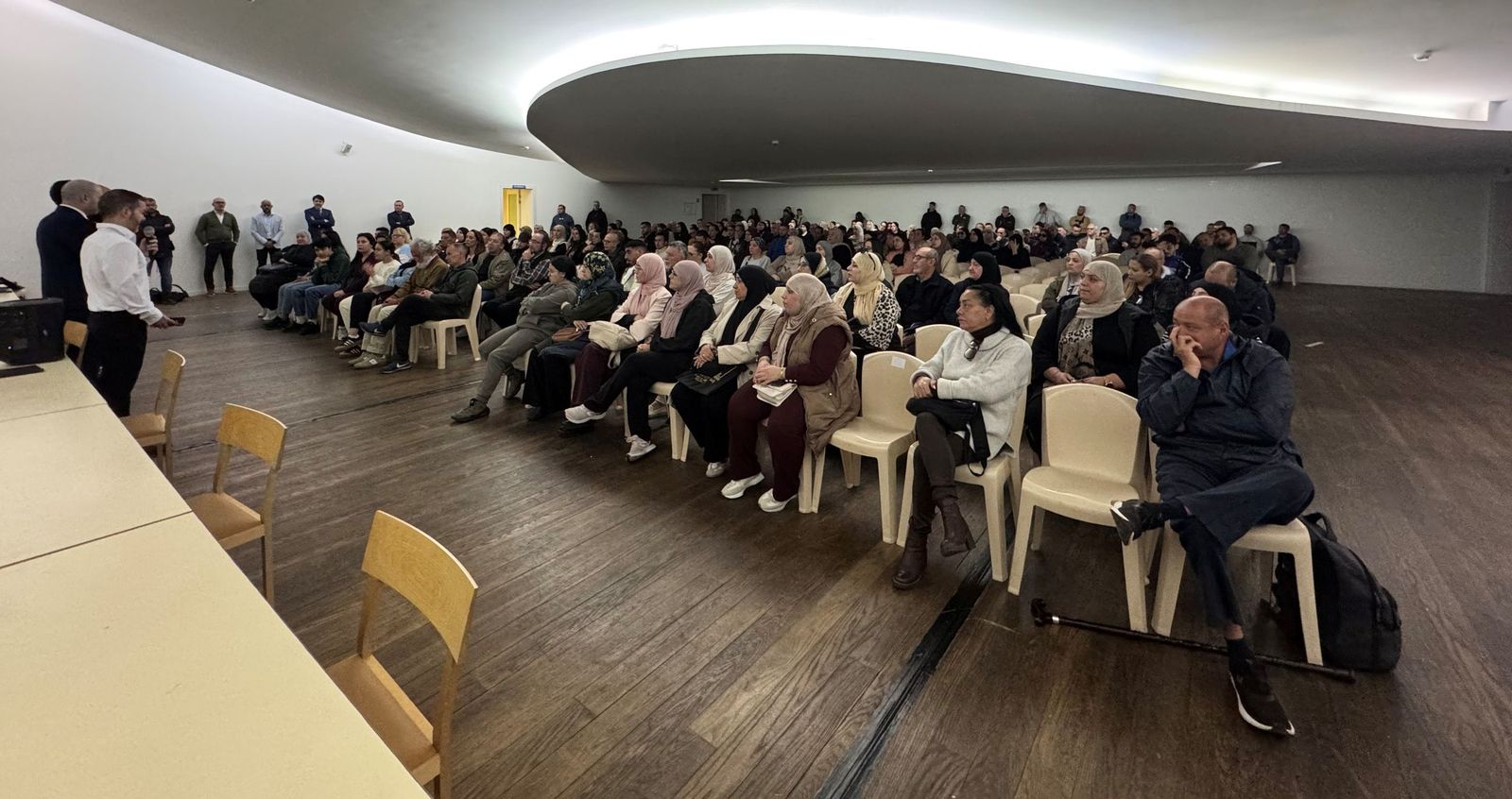 Acto oficial de firma de contratos.