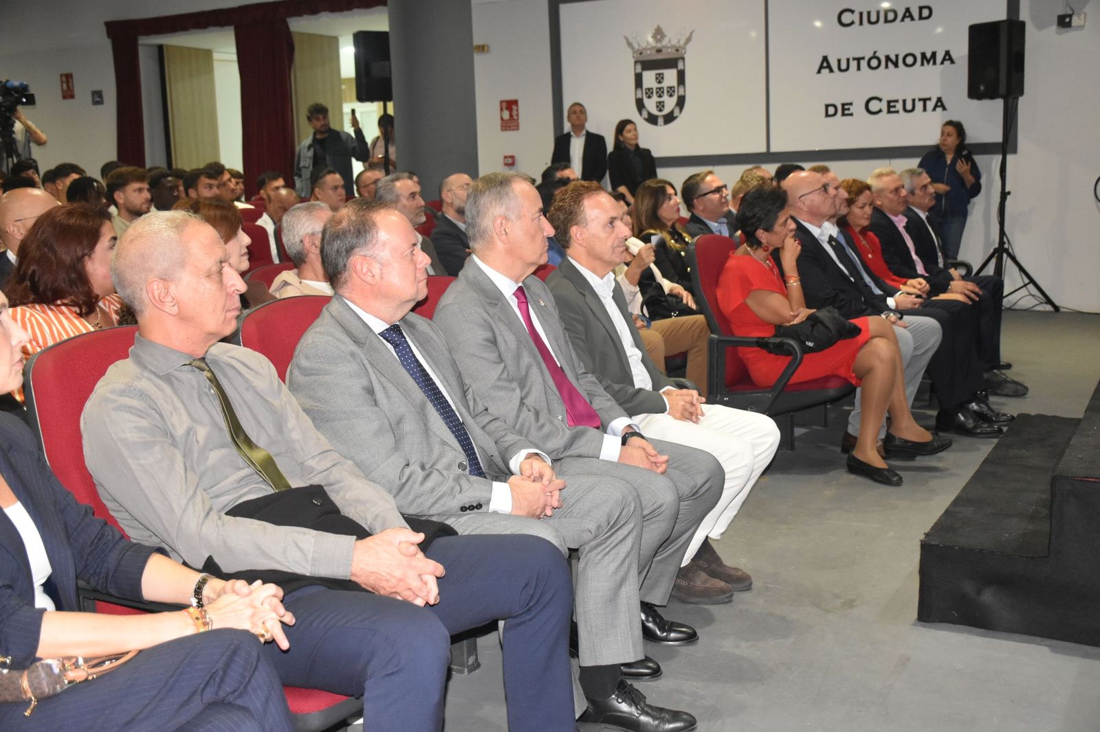 Luhay Hamido recibe la Medalla de Oro de la Cámara por su compromiso con el deporte ceutí