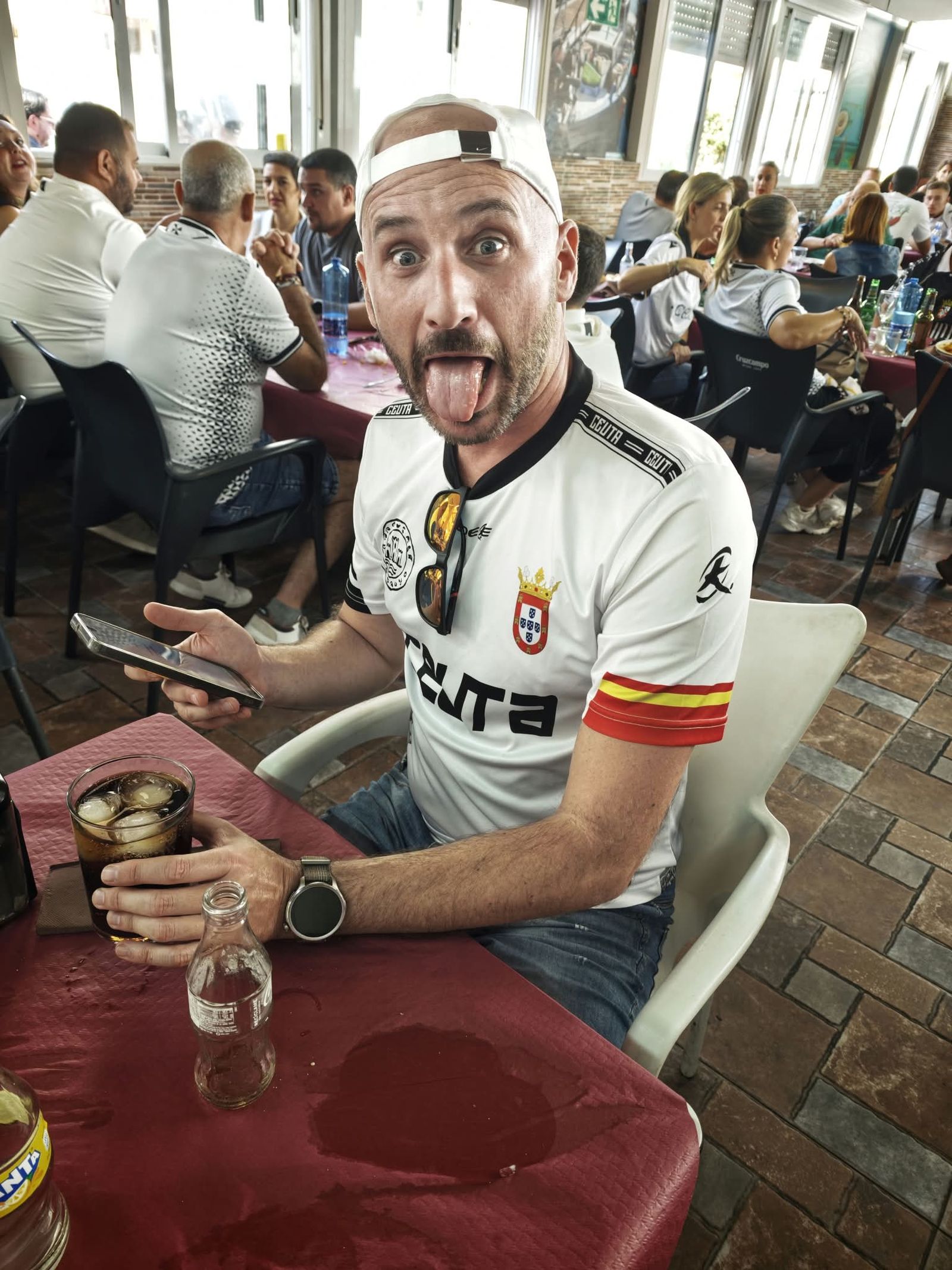 Aficionados en la previa del partido ante el Sabadell