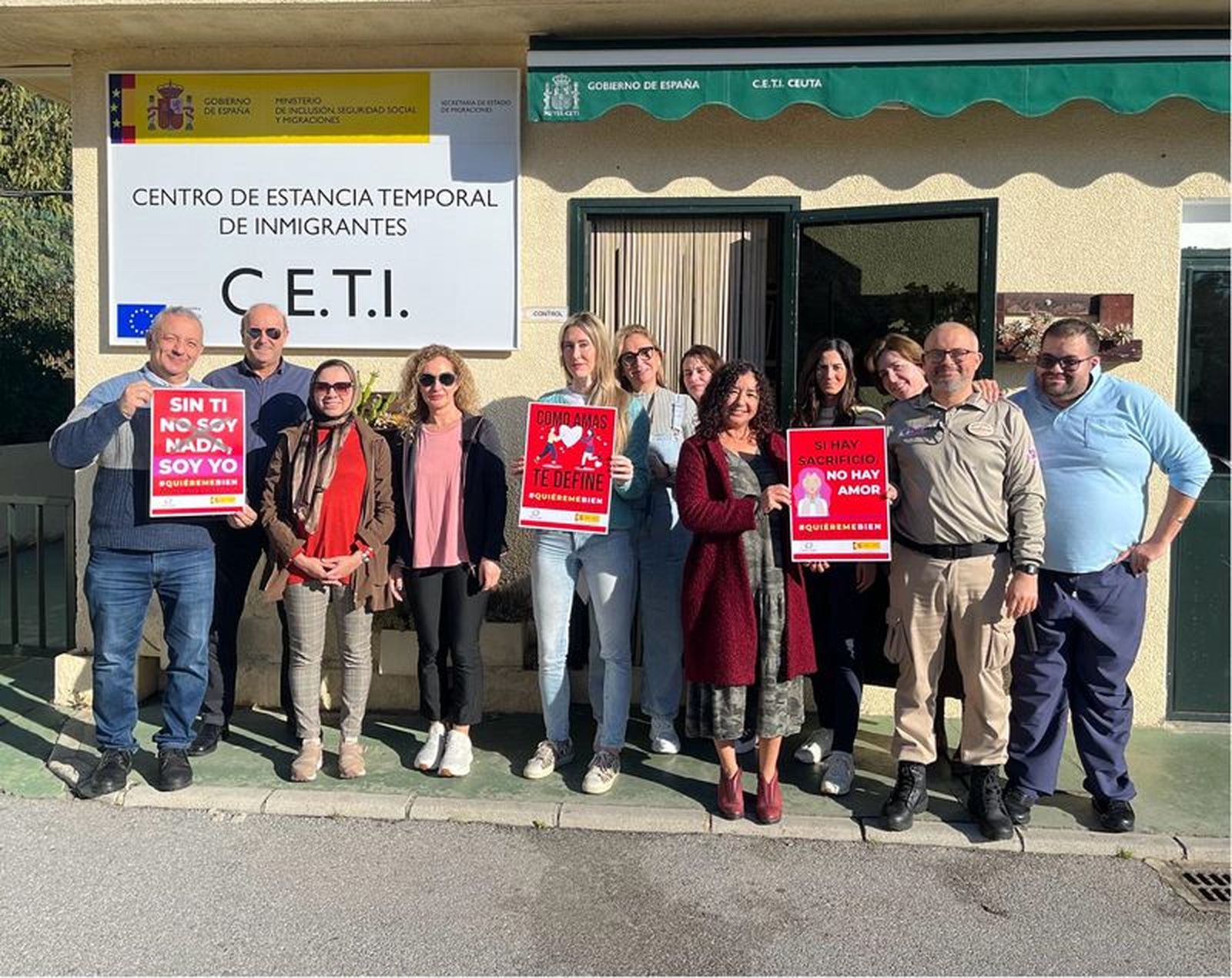 Puesta de carteles en el CETI este 13 de febrero./ FOTO DELEGACIÓN DEL GOBIERNO