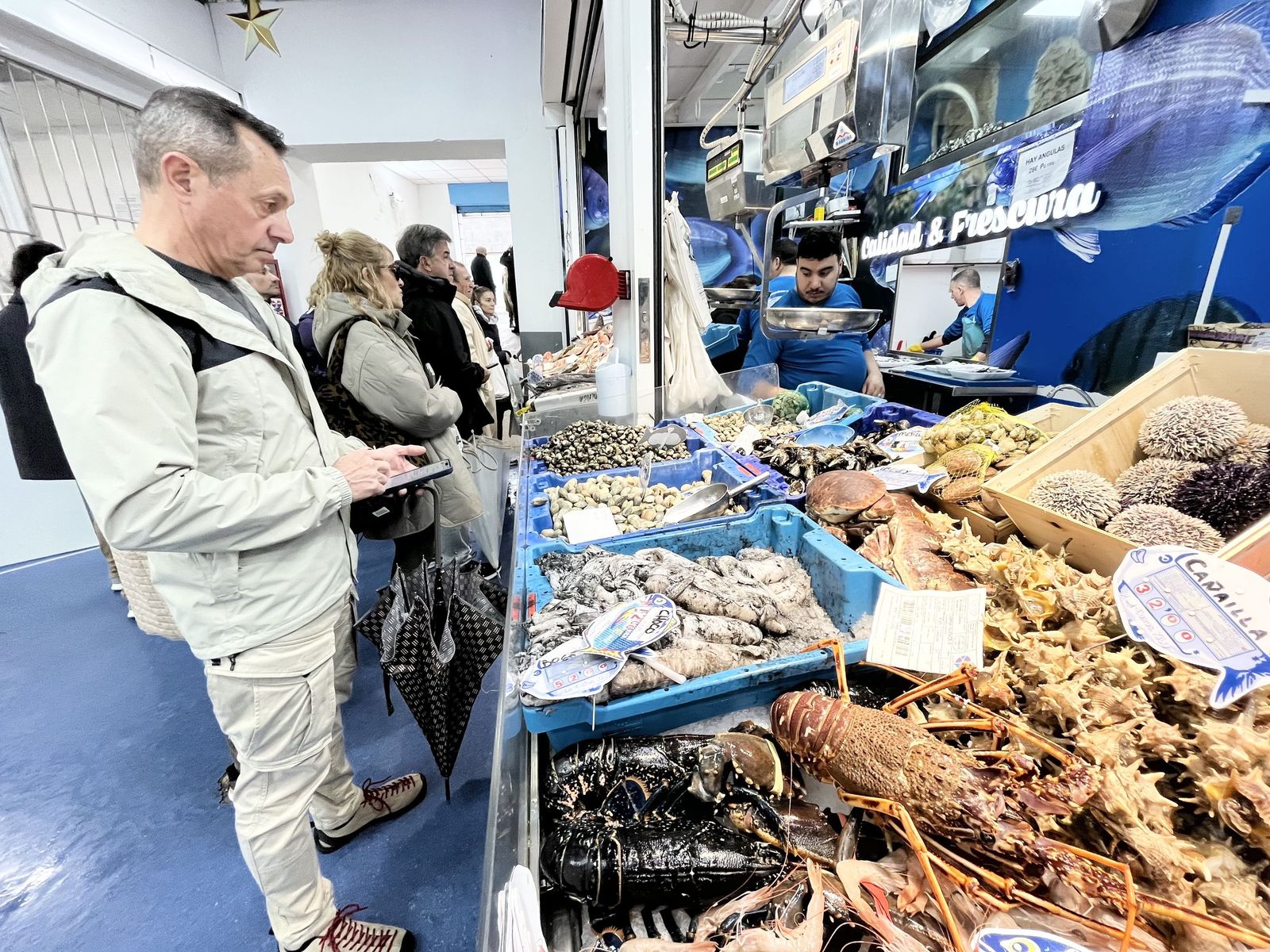 Imágenes de la pescadería de Younes en el Mercado Central.