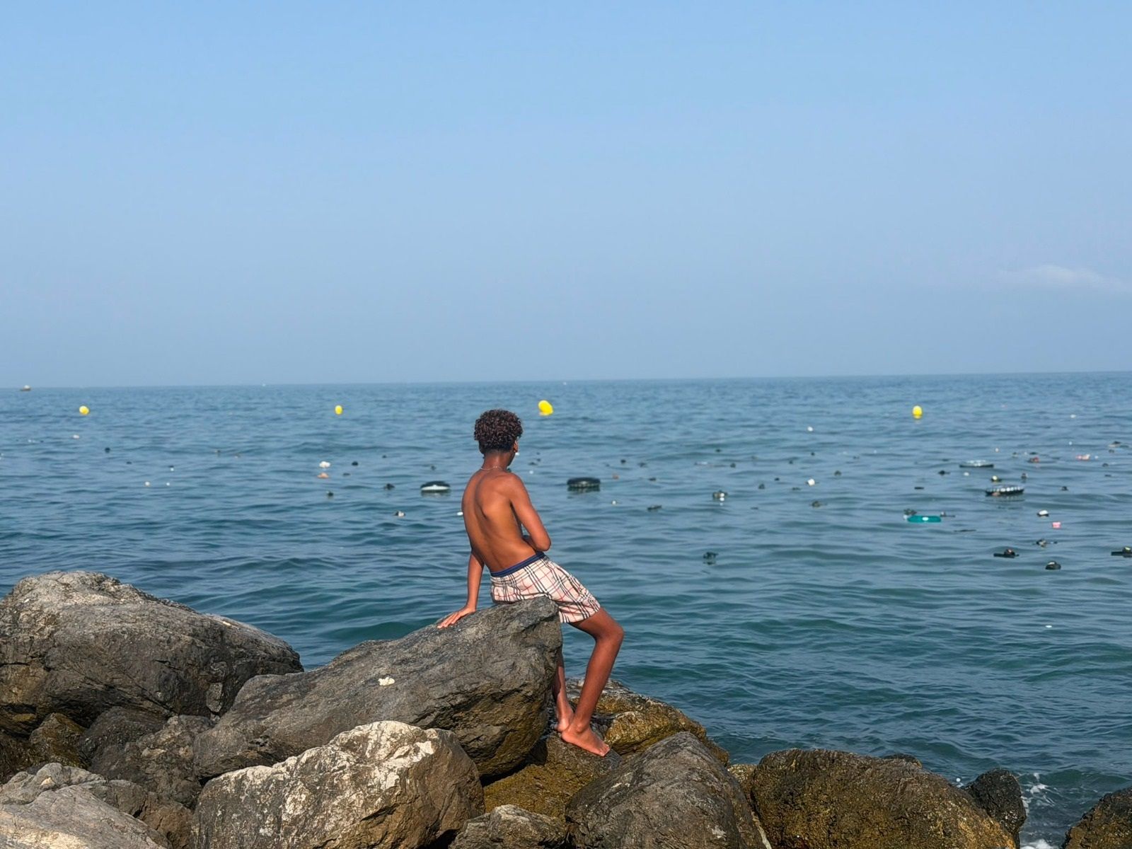 Un joven marroquí contempla los flotadores utilizados por los migrantes para acceder a Ceuta a nado