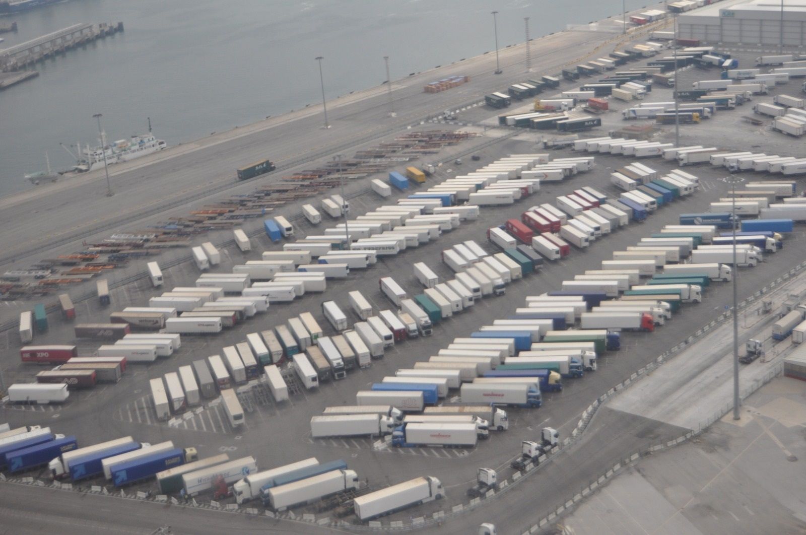 Camiones estacionados en la explanada del puerto