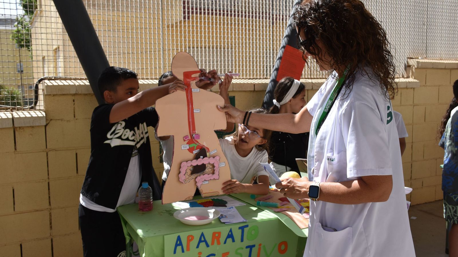 Feria de Hábitos Saludables organizada por la enfermera escolar del CEIP Santa Amelia, Alejandra González