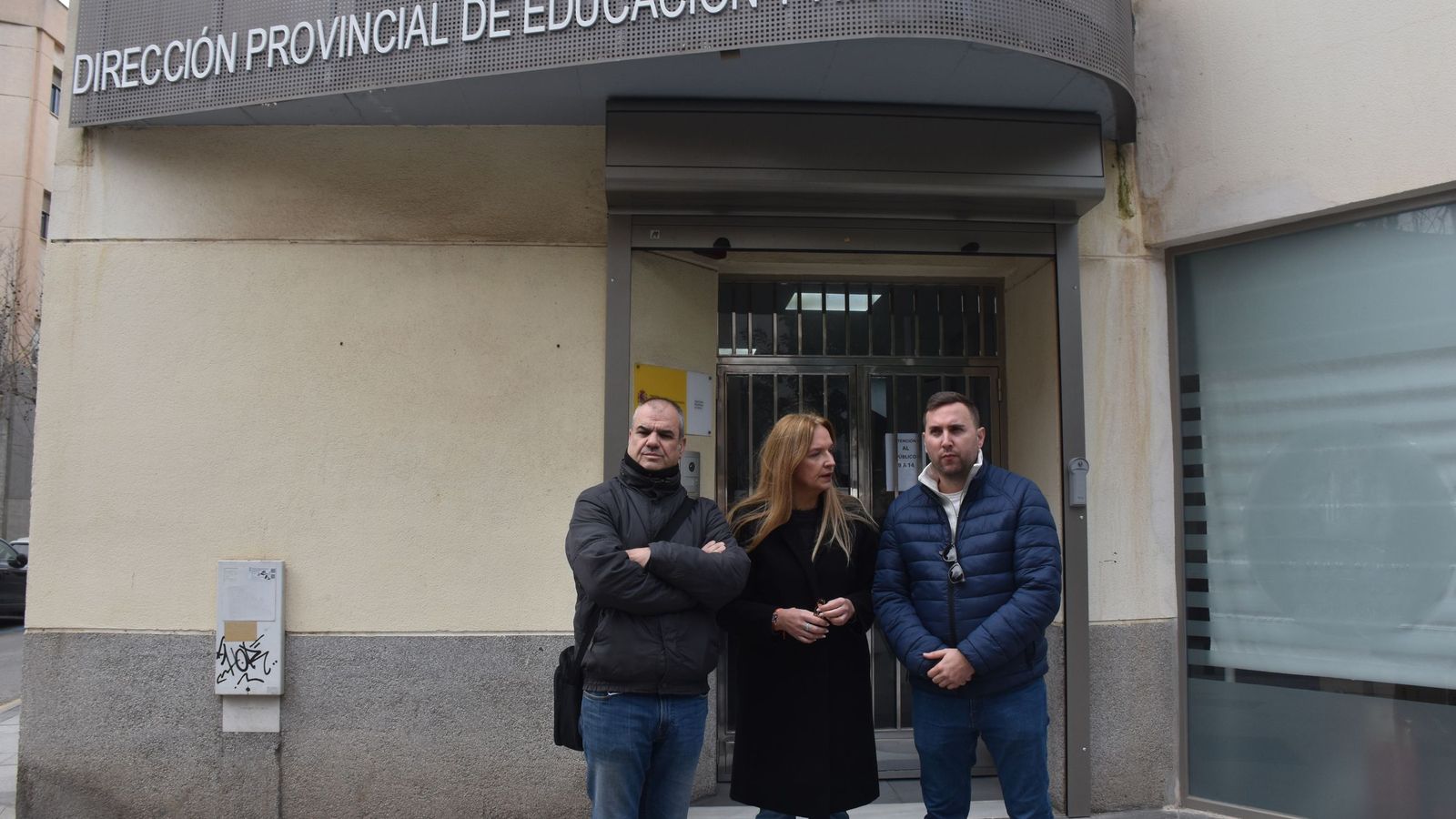 La madre de Miranda, Milagros García, junto a su marido y su hijo a las puertas del MEFPyD