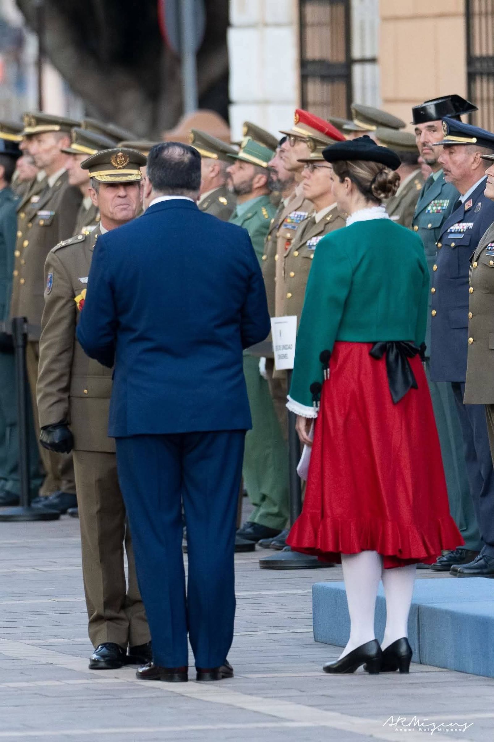 La Comandancia General entrega la enseña nacional a la Casa Regional de Ceuta en Melilla