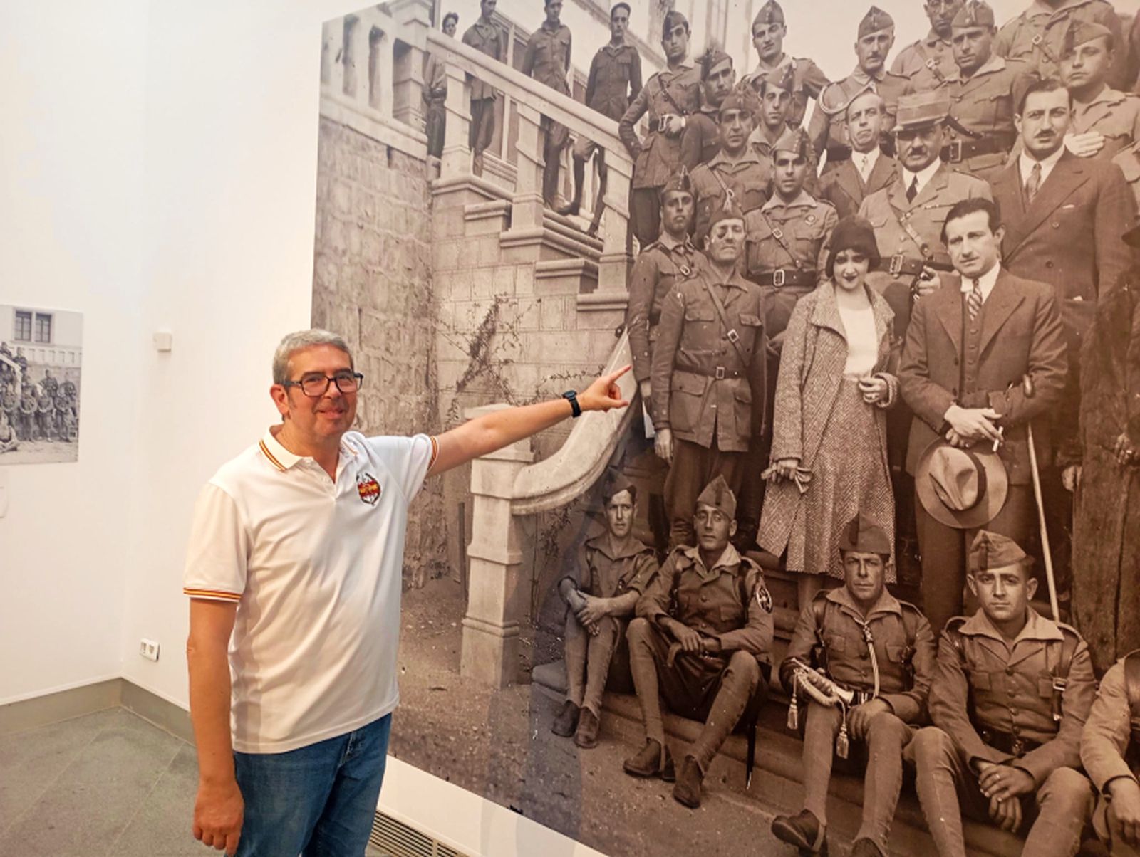 Javier Martí, comisario de la muestra, señala a Millán Astray en una fotografía