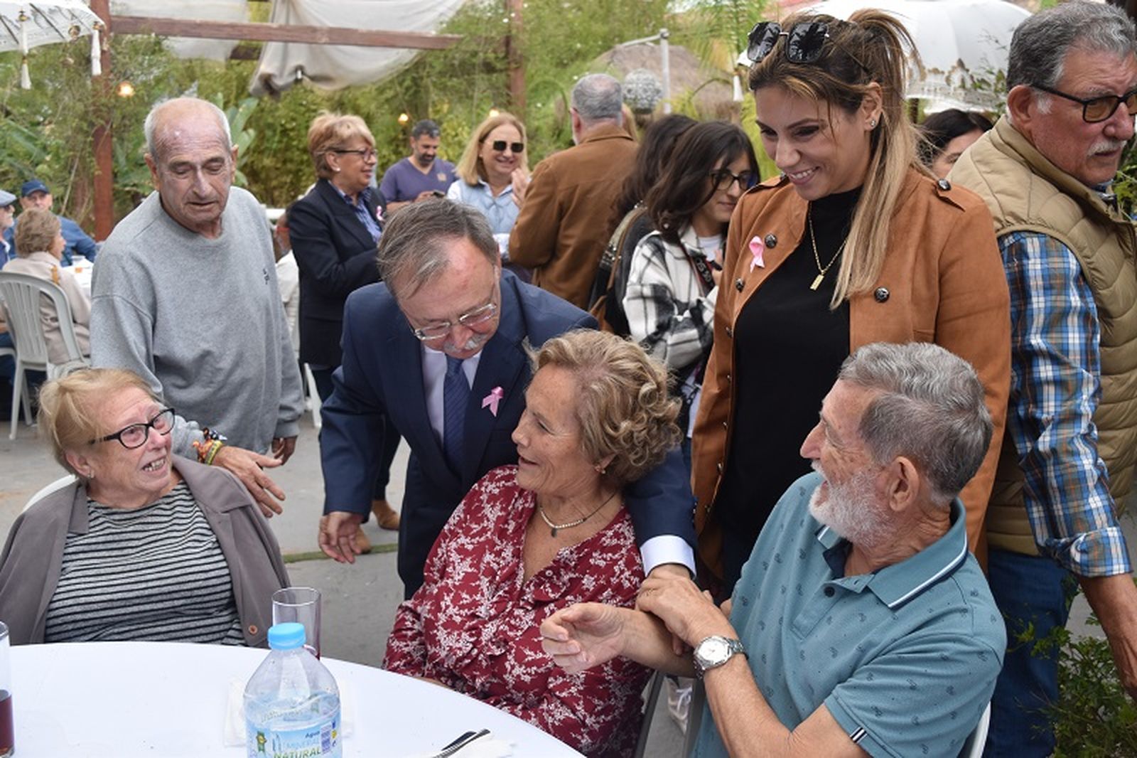 Juan Vivas saluda a Nicolás Figueroa, agente de la Policía Local jubilado, y su esposa / FOTO NICOL´S