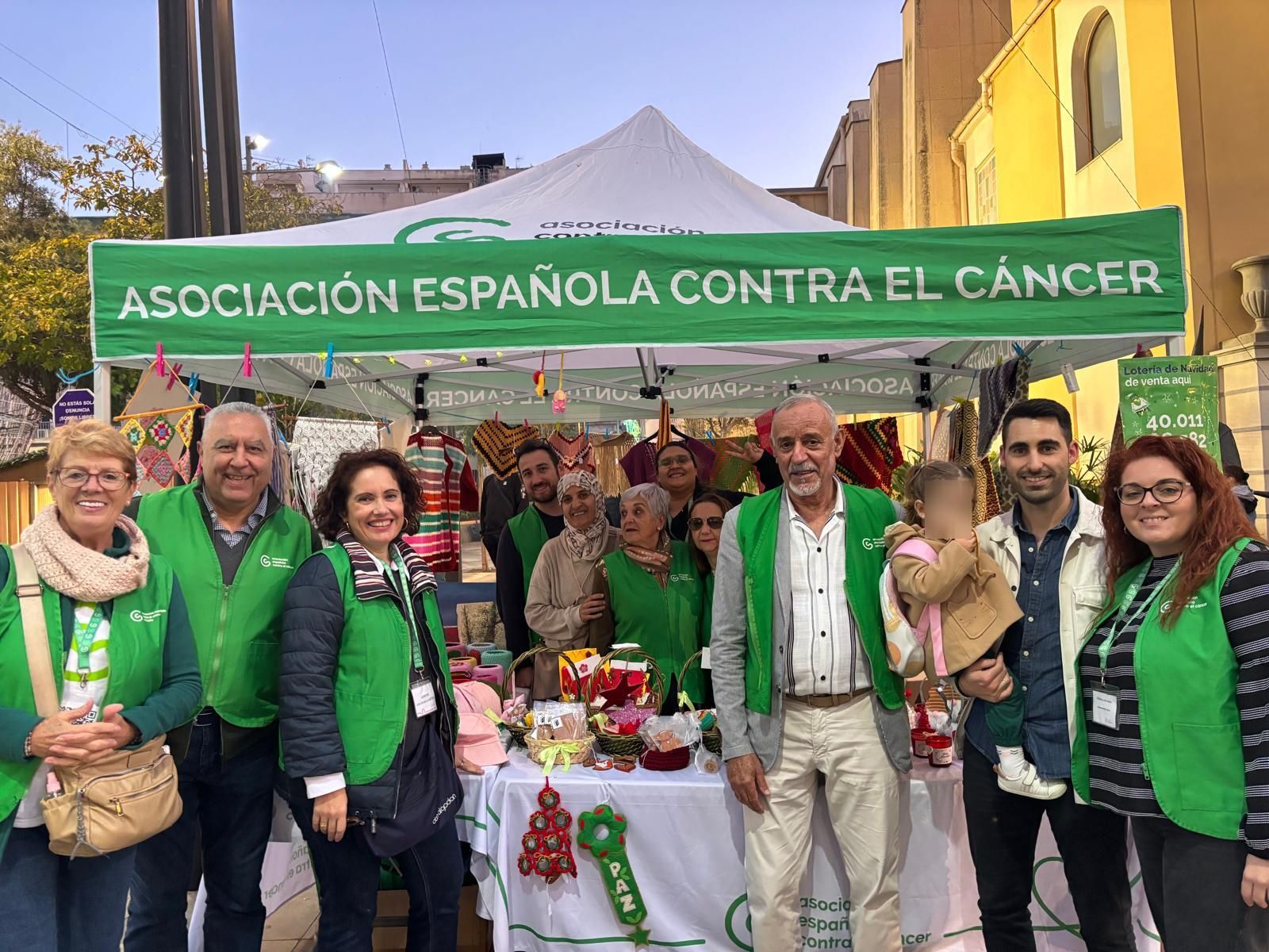Voluntarios de la AECC Ceuta en una jornada de mercadillo solidario