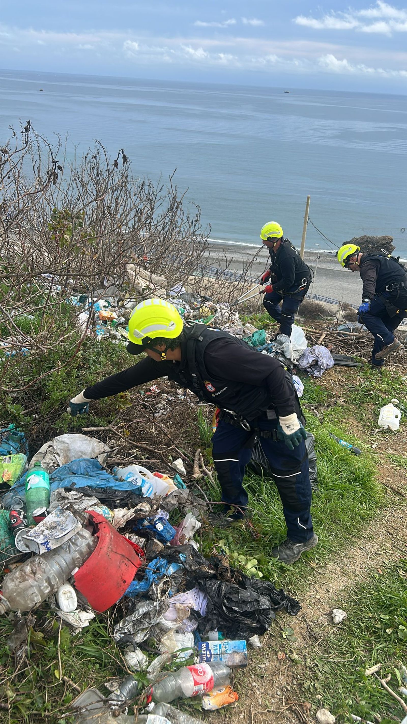 Las Brigadas Verticales limpian residuos en la barriada del Príncipe Felipe.
