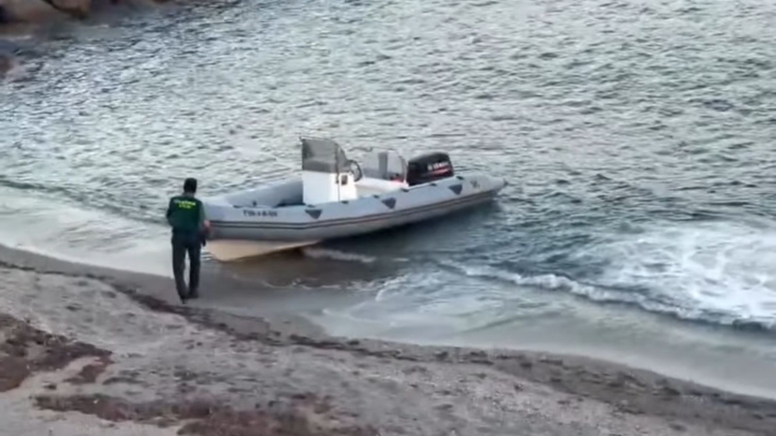 Un helicóptero de la Benemérita apoyó el despliegue desde el aire y realizó un espectacular aterrizaje en el centro de la propia playa