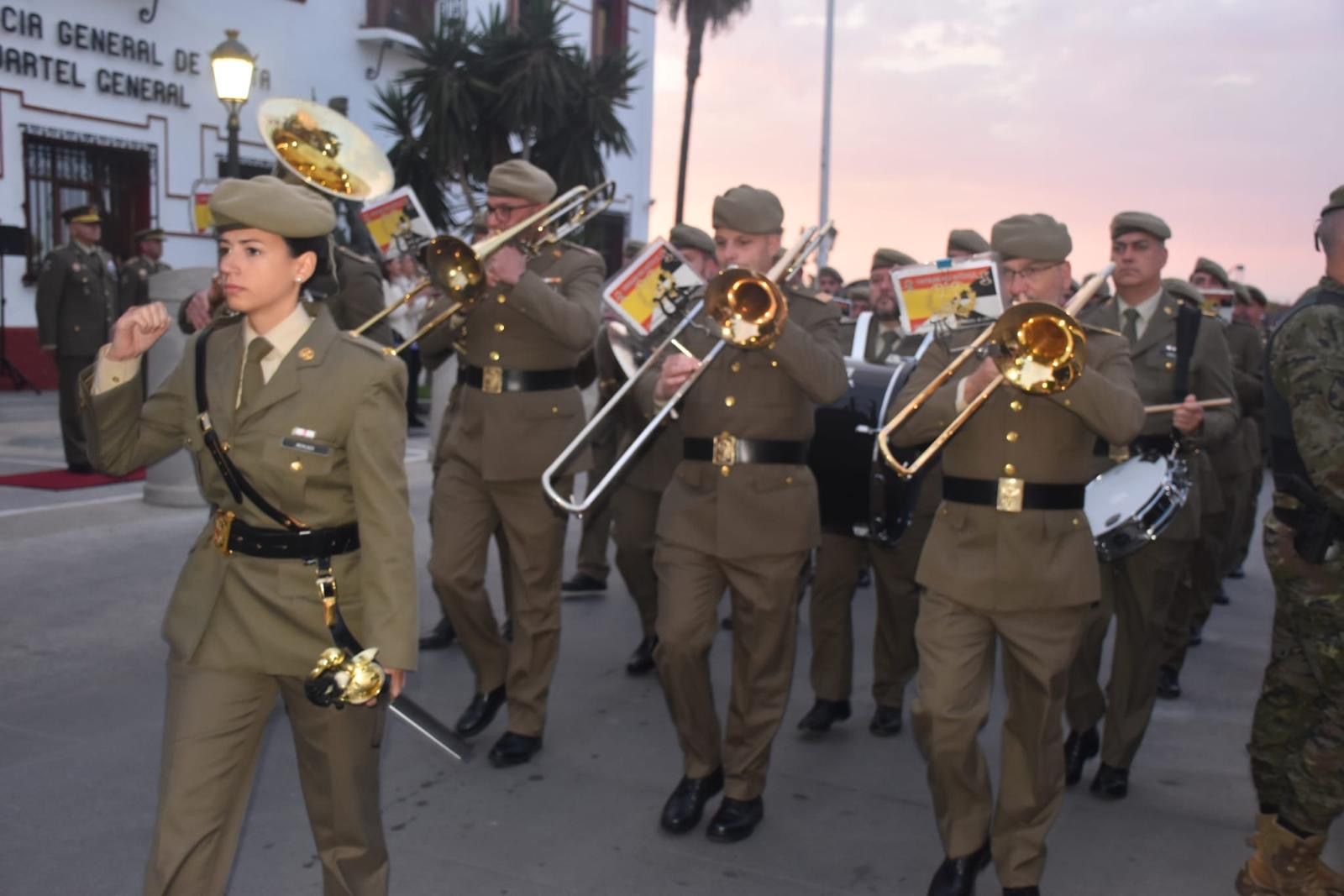 El Ramix 30 protagoniza un solemne arriado de bandera en ‘Foso Almina’