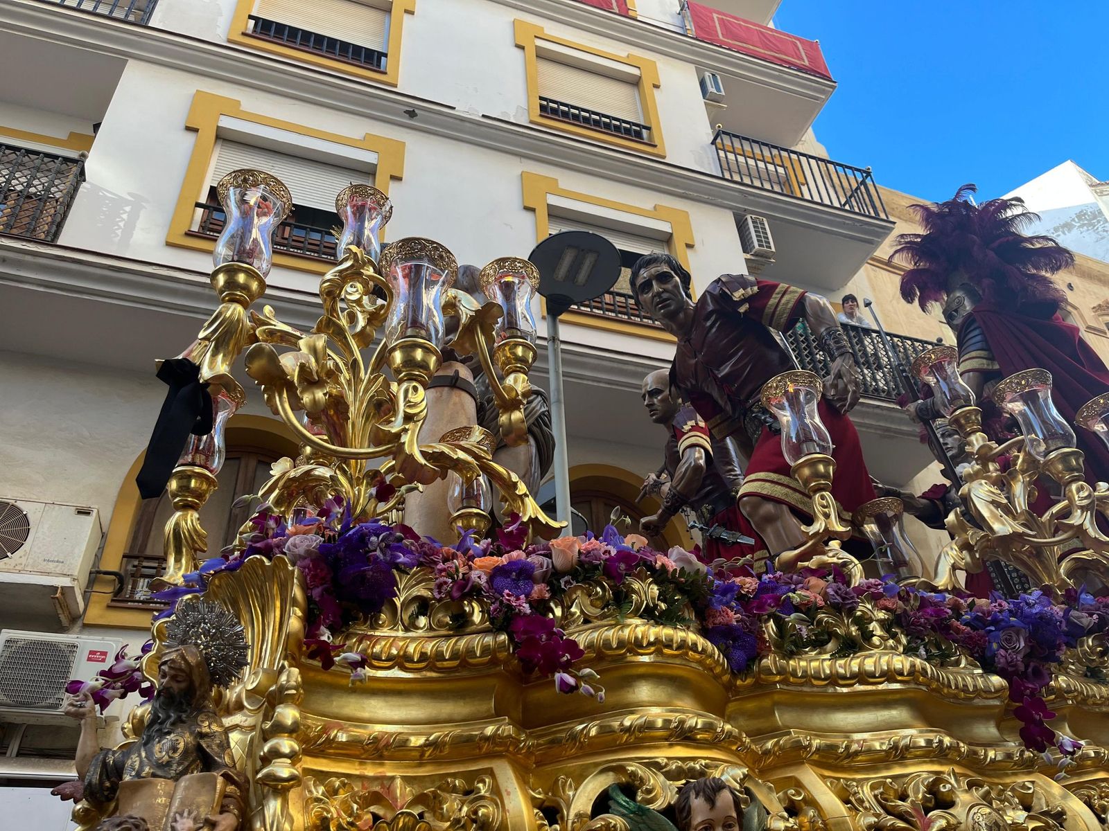 Cuarenta y cinco hombres bajo las trabajaderas y uno "ayudando desde el cielo"