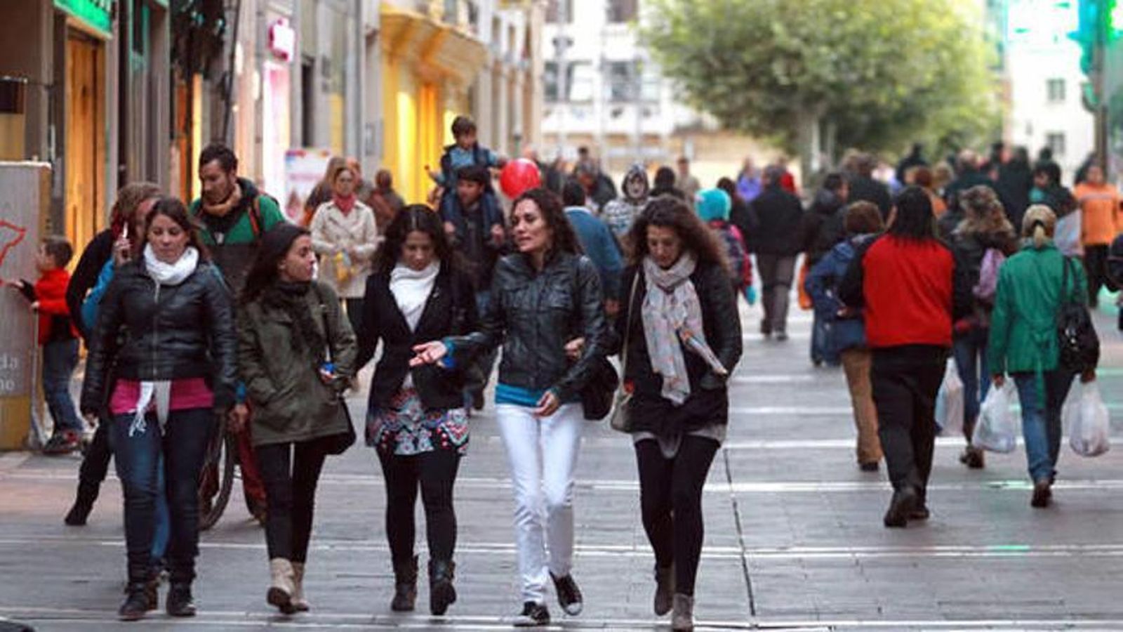 Ciudadanos paseando.