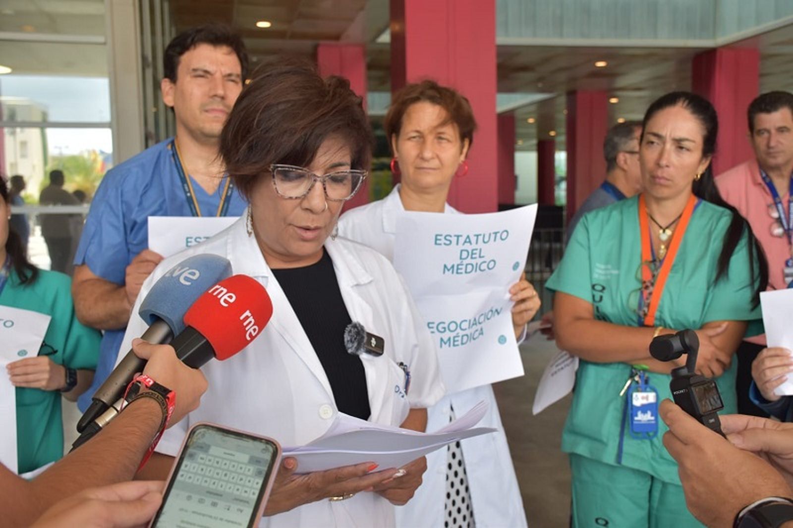 La delegada de la asociación MUD en Ceuta, Kumari Nanwani, durante la concentración del 30 de julio por el Estatuto Médico