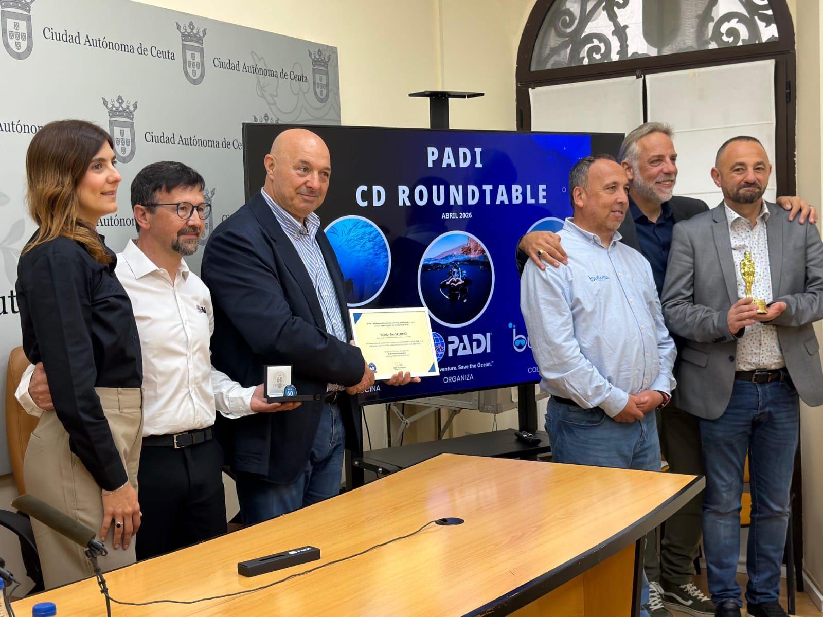 Cecchi, en el centro, orgulloso tras recibir su distinción como instructor más veterano de España