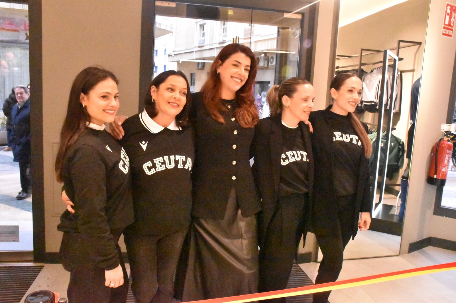 La AD Ceuta inaugura su nueva tienda con la presencia de Vivas y Luhay