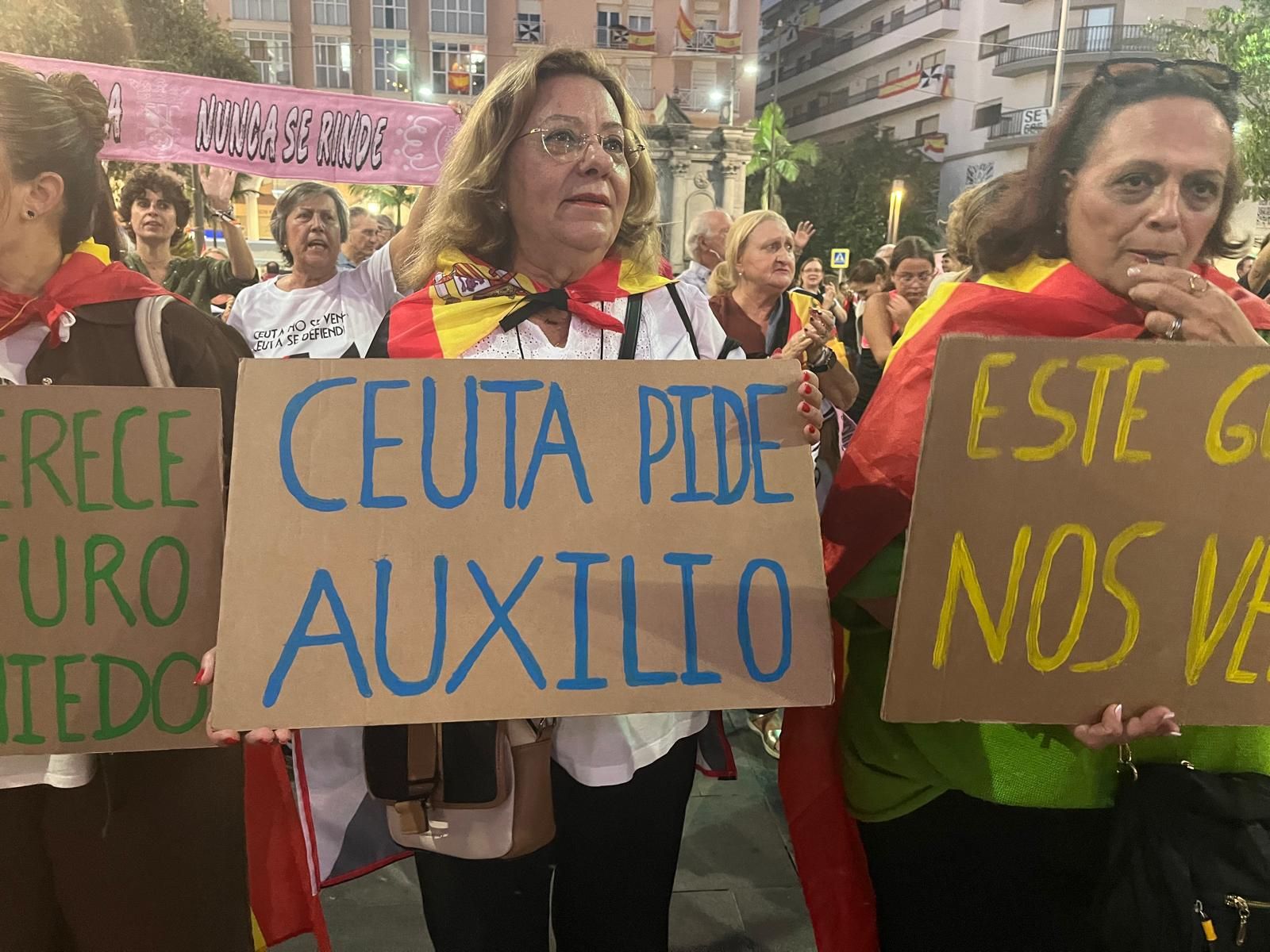 Ceuta no se rinde: Unos 200 ciudadanos vuelven a alzar la voz contra el Gobierno por la invasión