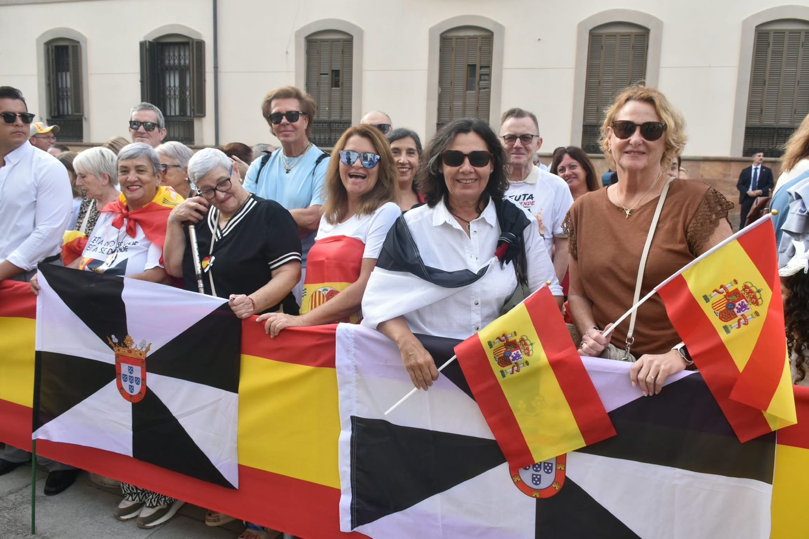 Los Reyes muestran su cercanía a los ceutíes nada más llegar a la ciudad