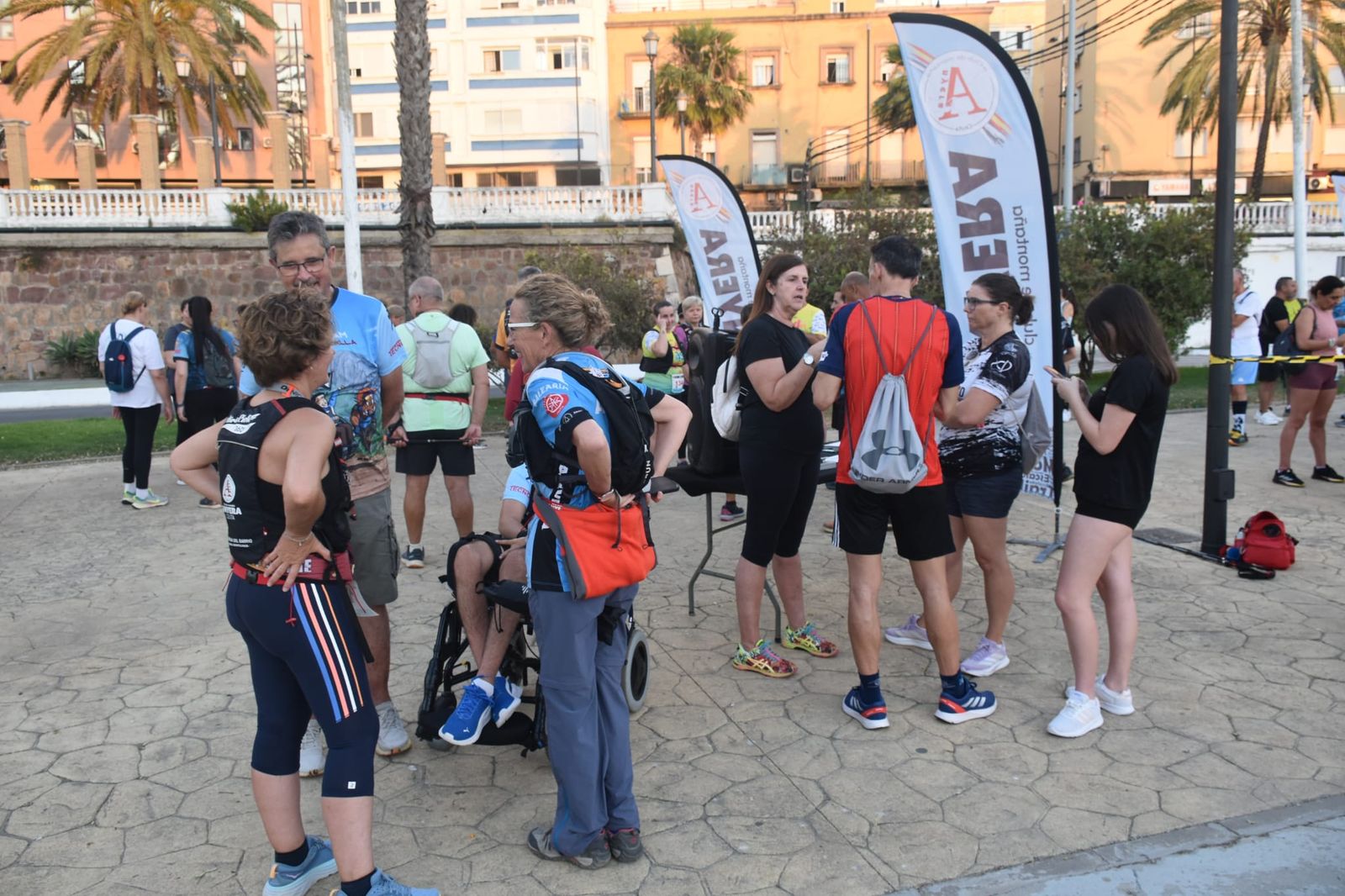Decenas de senderistas llenan de luz y deporte la XVIII Marcha Nocturna Familiar de Ceuta