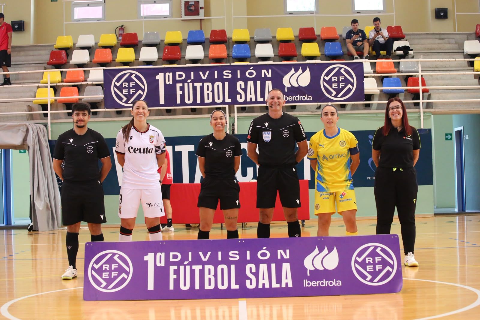 Las capitanas de ambos equipos posan antes del partido