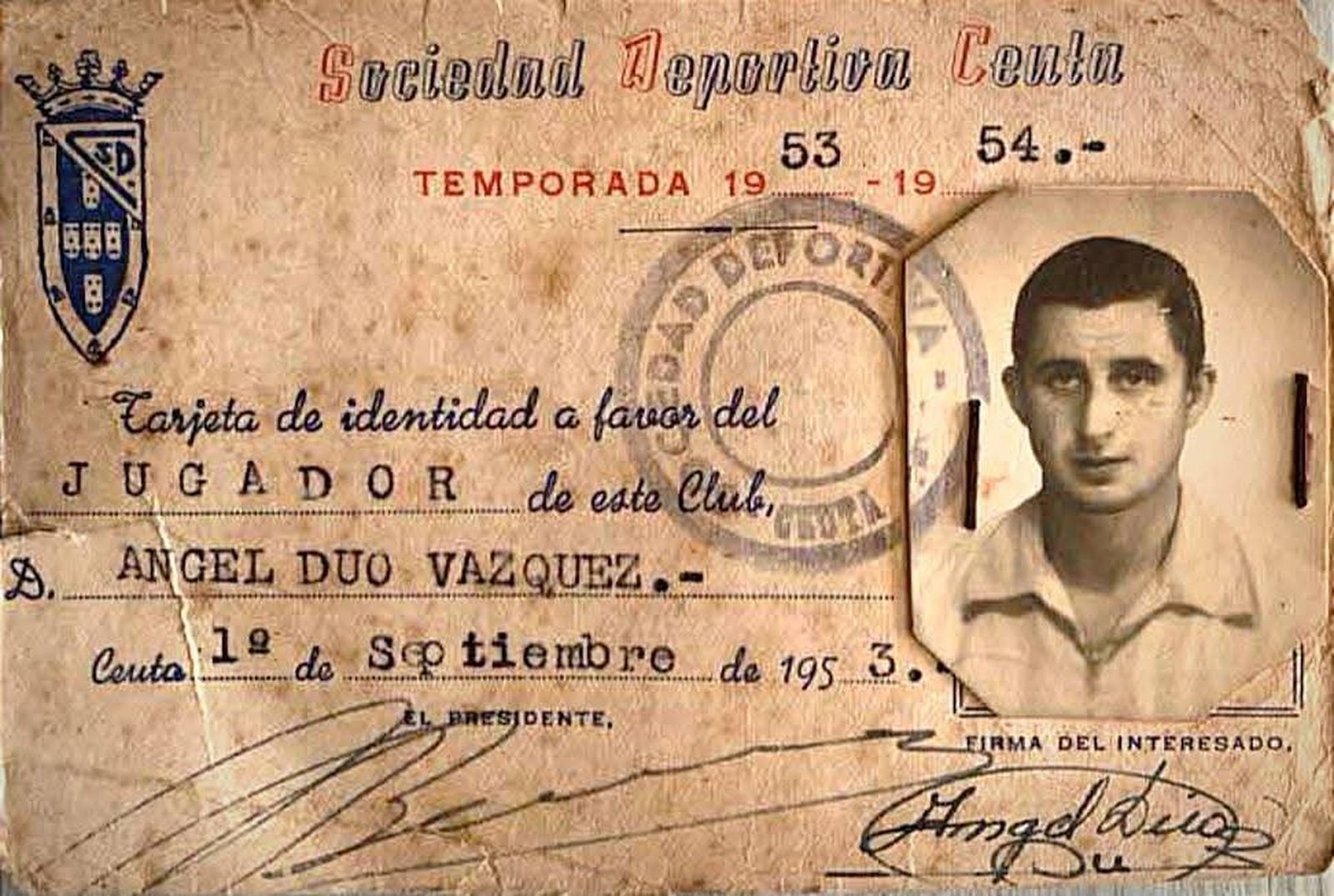 Ficha de Ángel Dúo Vázquez, abuelo de Pablo y Ángel, con la Sociedad Deportiva Ceuta en la temporada 53/54