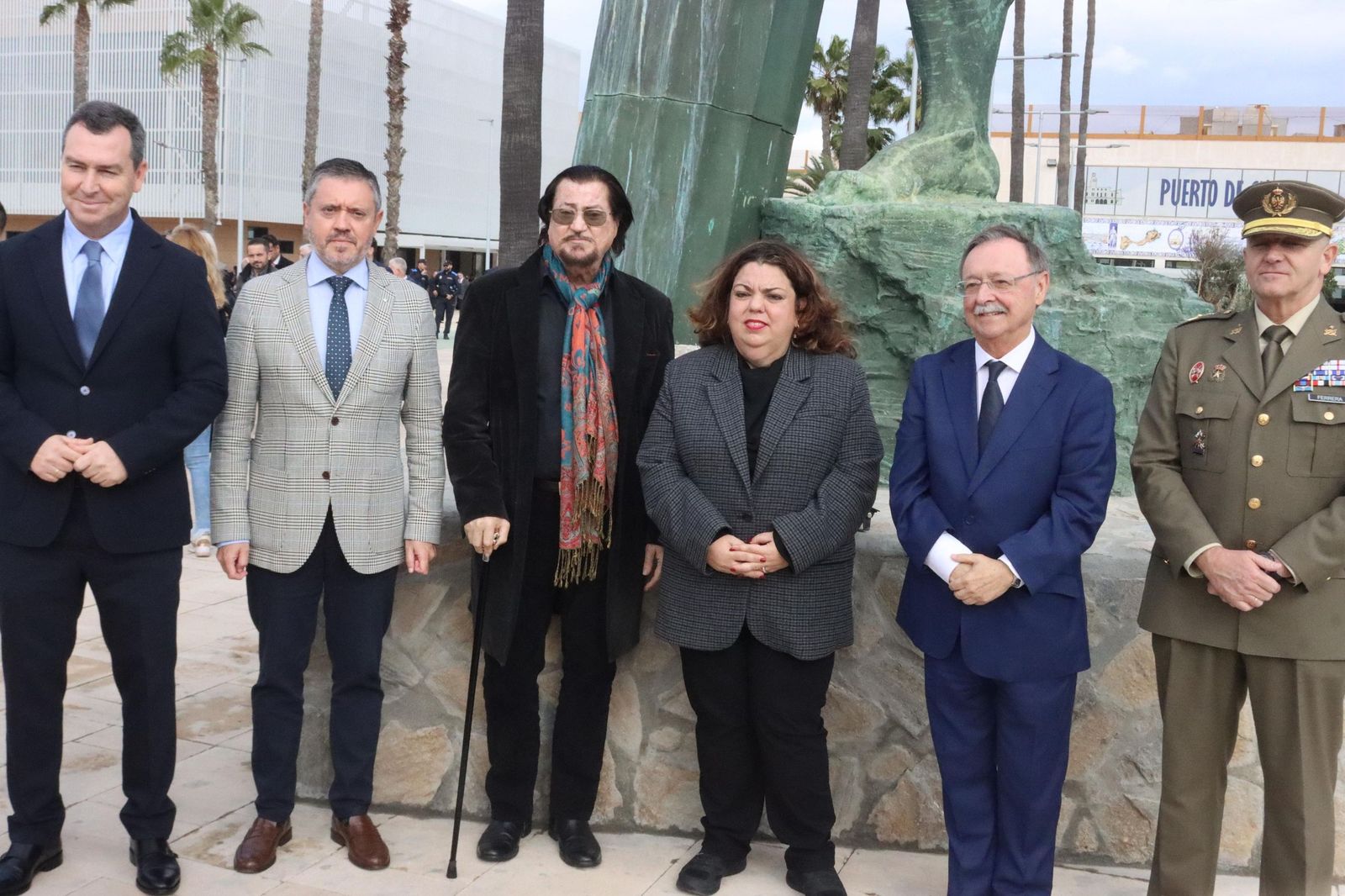 Foto de familia de las Autoridades antes de la inauguración de la Estación Marítima.