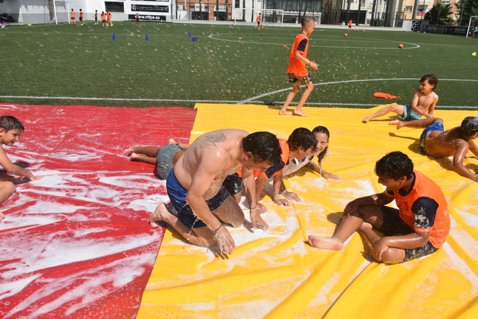 Fiesta de deporte, espuma y convivencia en el Campus de Verano ‘Emilio Cózar’