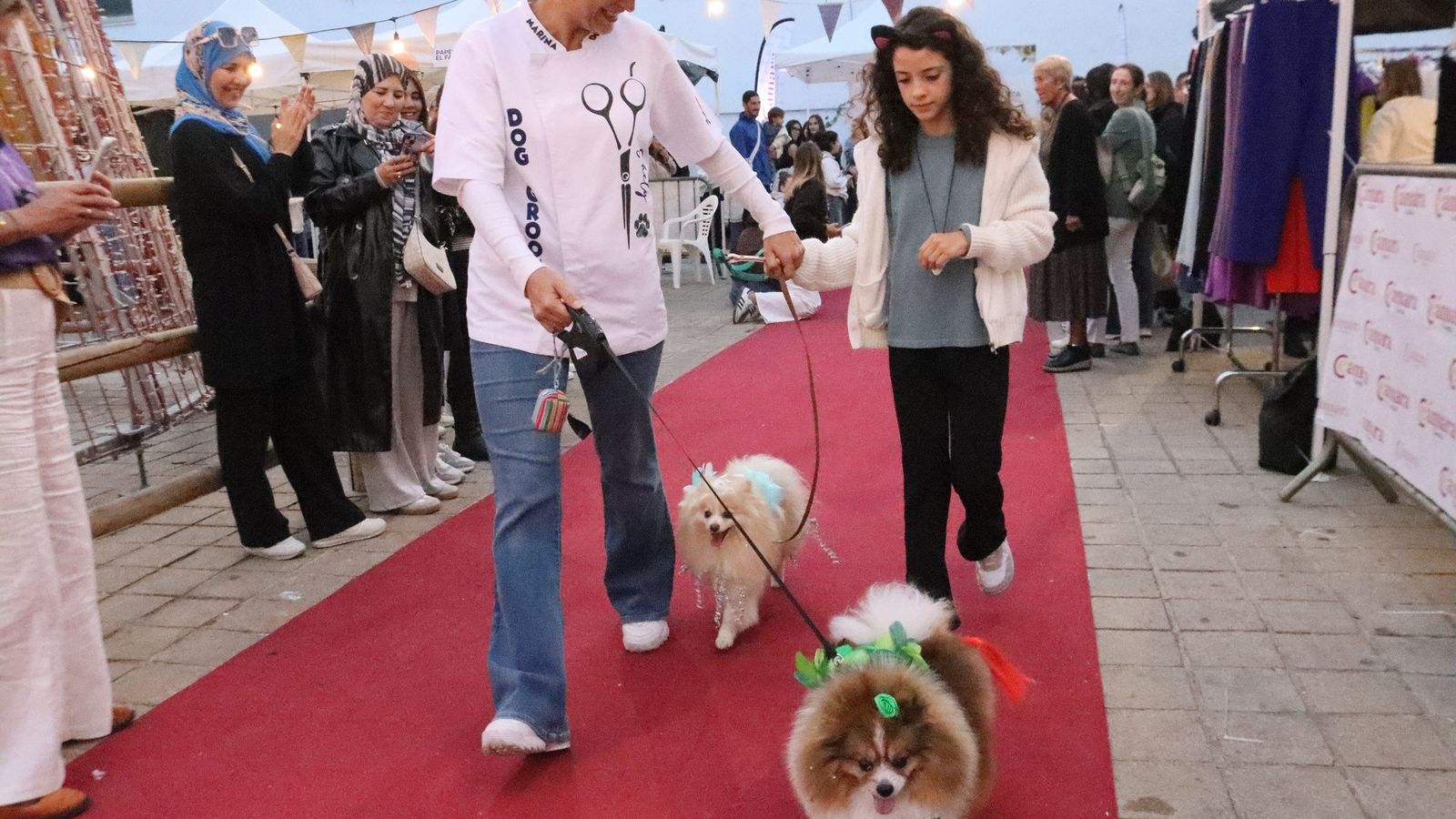 Imágenes de la plaza con el comienzo del Mercadillo y el pase de modelos.