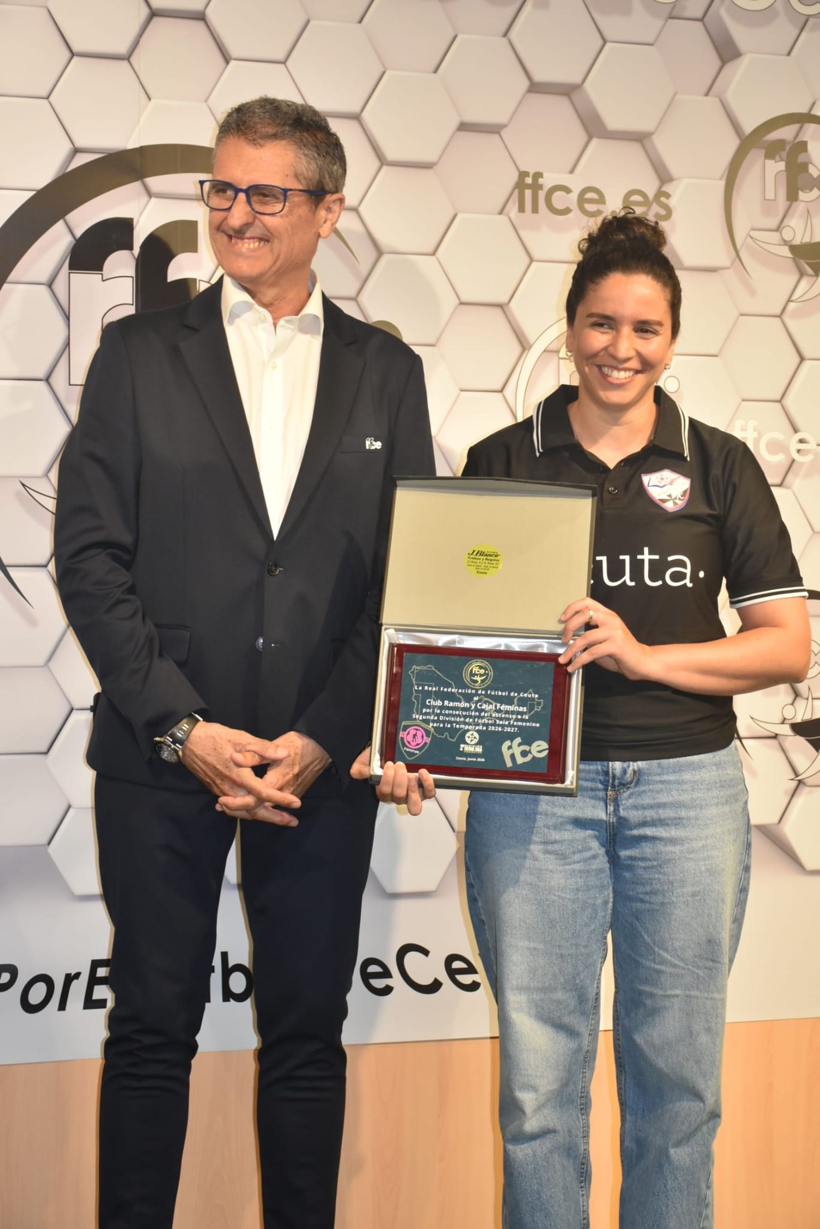 La RFFCE homenajea al Ramón y Cajal tras un ascenso histórico que impulsa el fútbol sala femenino ceutí