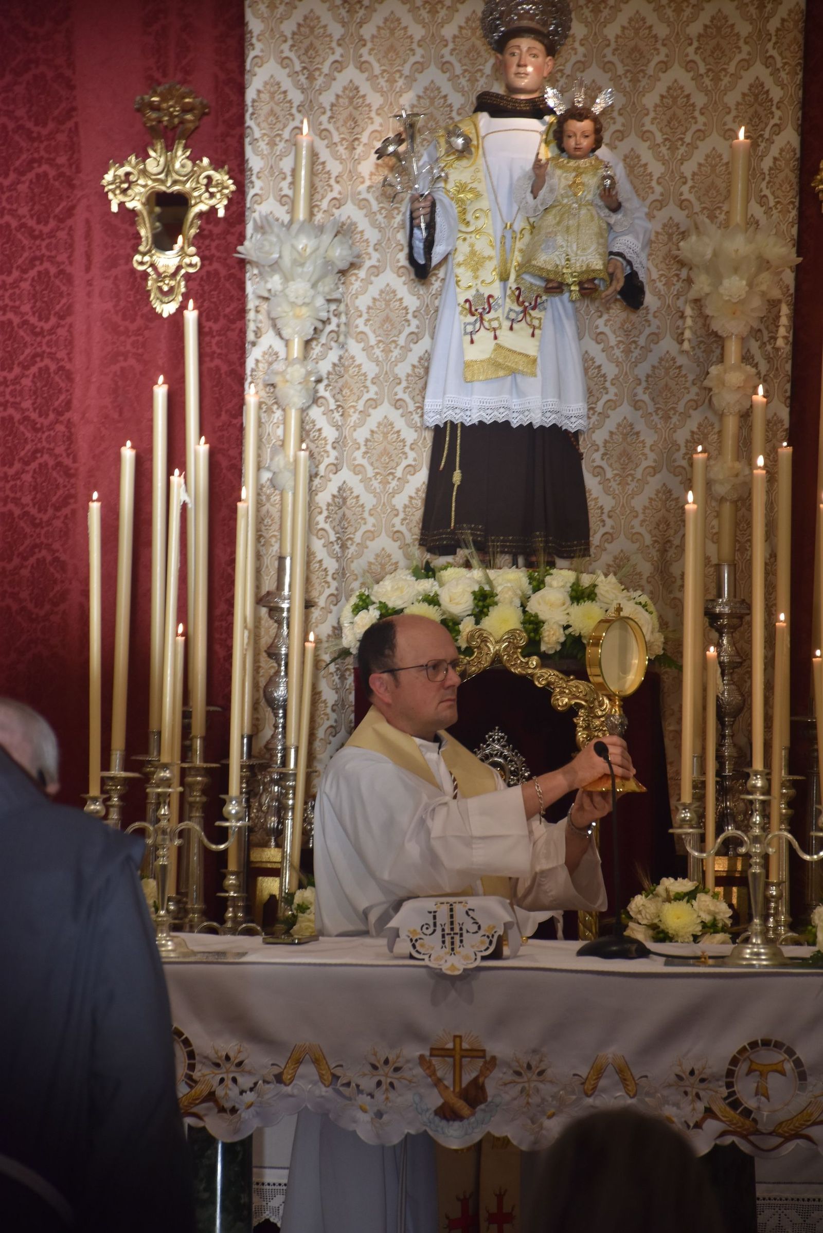 San Antonio enciende la cuenta atrás de su festividad con el inicio del triduo y el alumbrado extraordinario