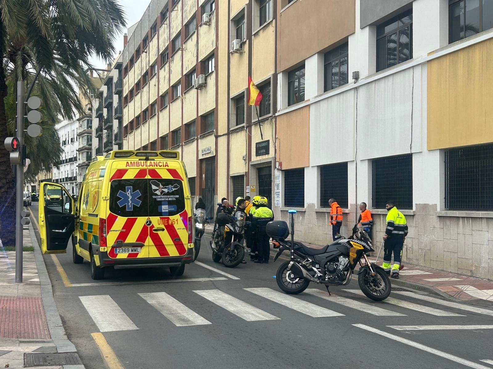 Dispositivo montado en la Marina tras el accidente leve entre un peatón y un motorista