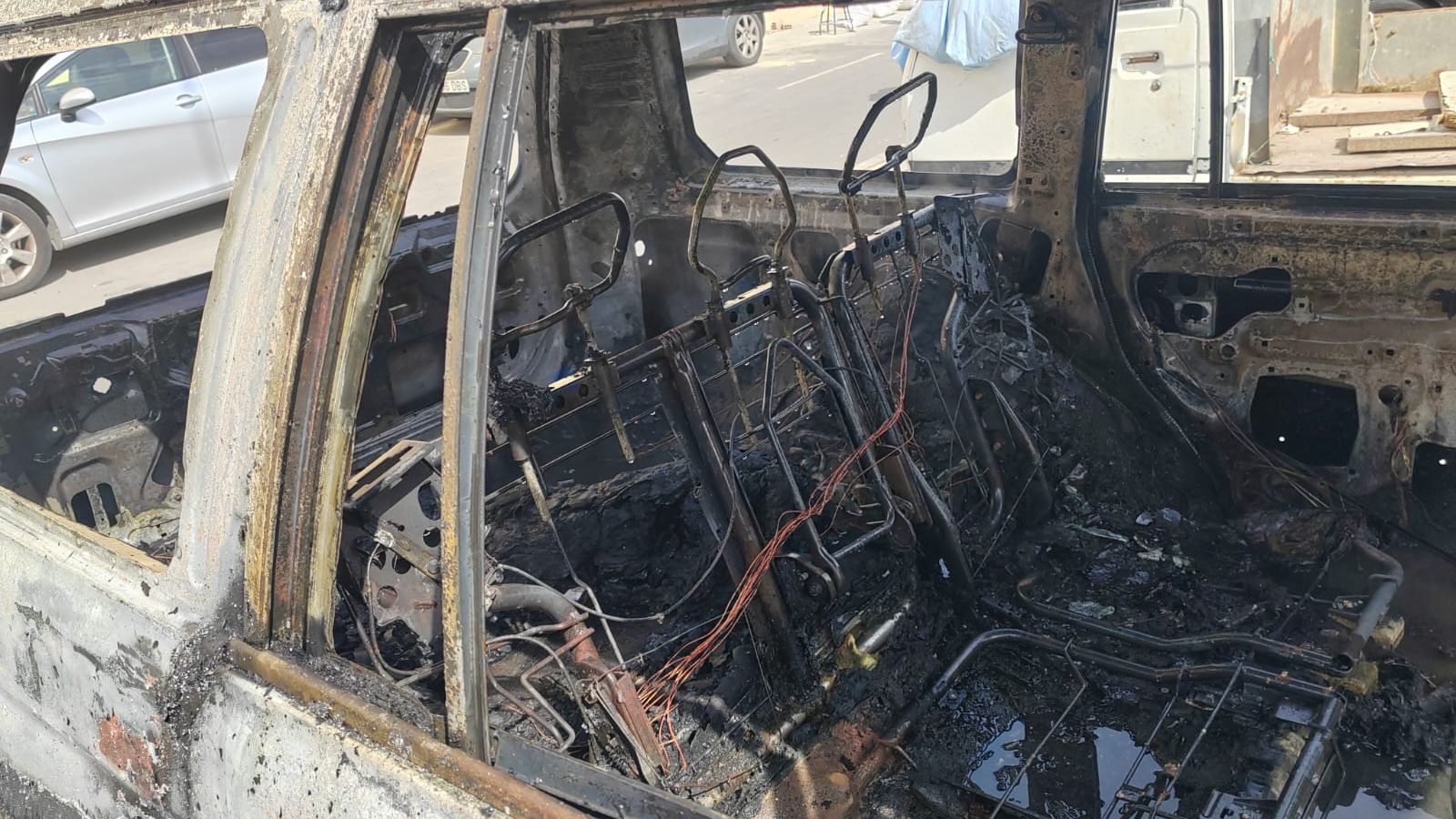 El SEIS interviene en el incendio de un vehículo junto al CEIP Reina Sofía