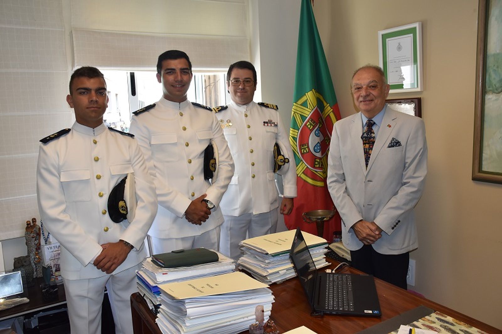Tres miliates portugueses posan con el cónsul de Portugal en Ceuta