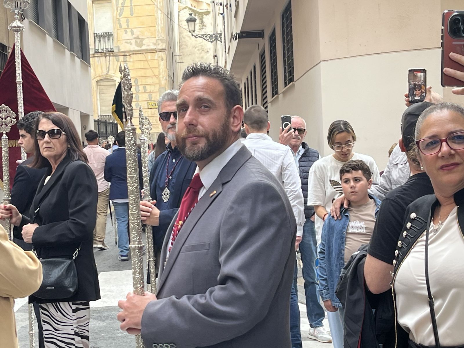 Ceuta acompaña a la Cruz de Mayo de La Flagelación en su primera salida con costaleros