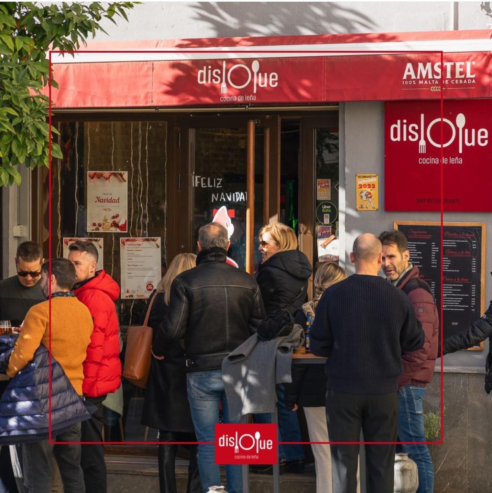 Gente tomando algo en El Disloque
