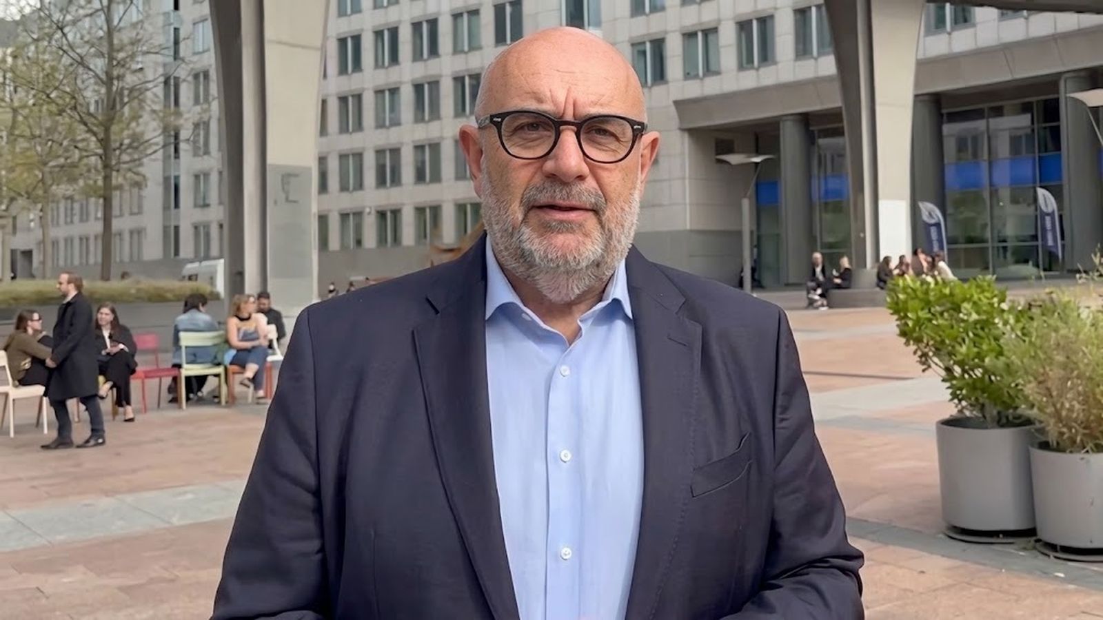 Miguel Borra, ante las dependencias de la UE