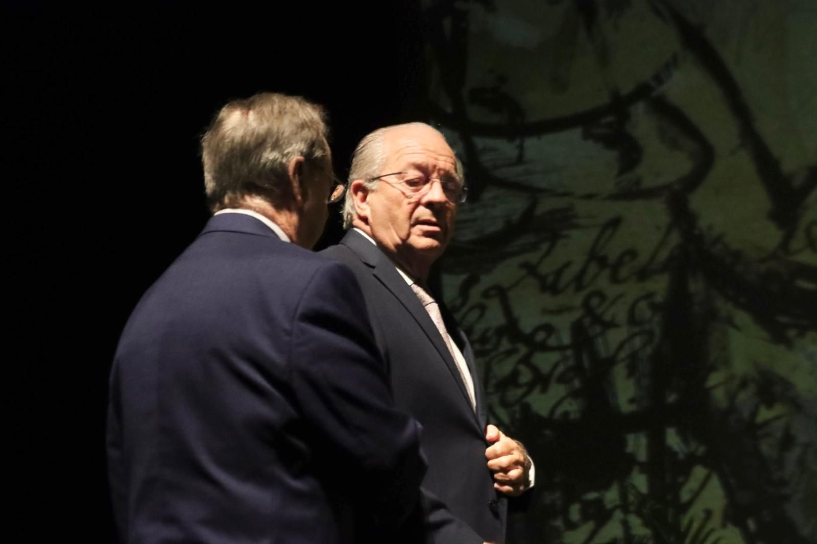 El magistrado Fernando Tesón junto al presidente Vivas