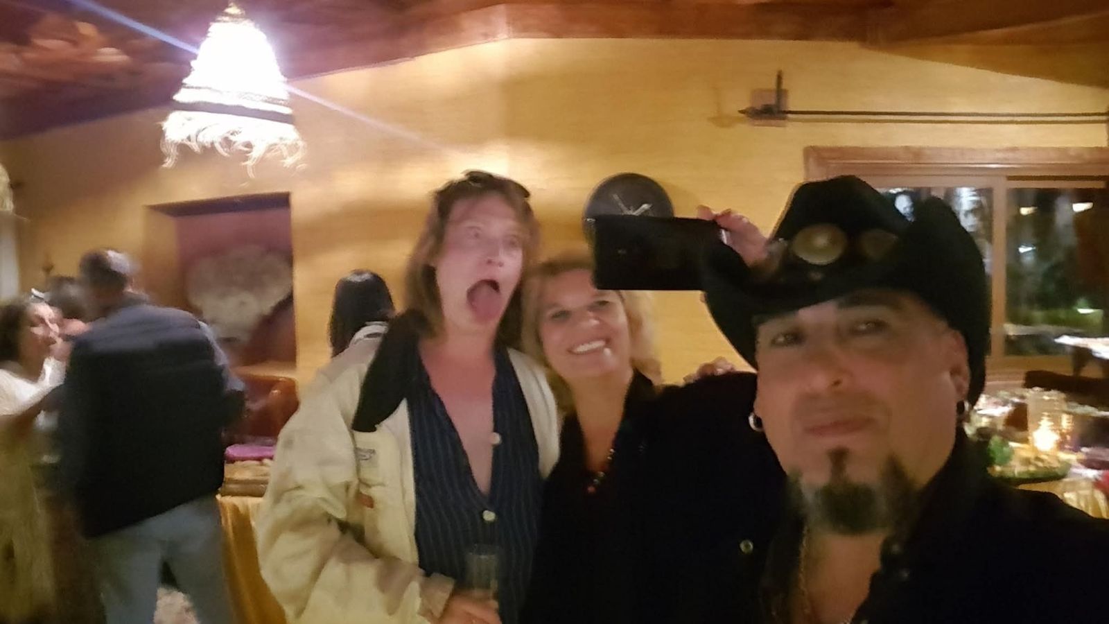 Carlos Lorda durante una fiesta celebrada en el set de rodaje de Drácula