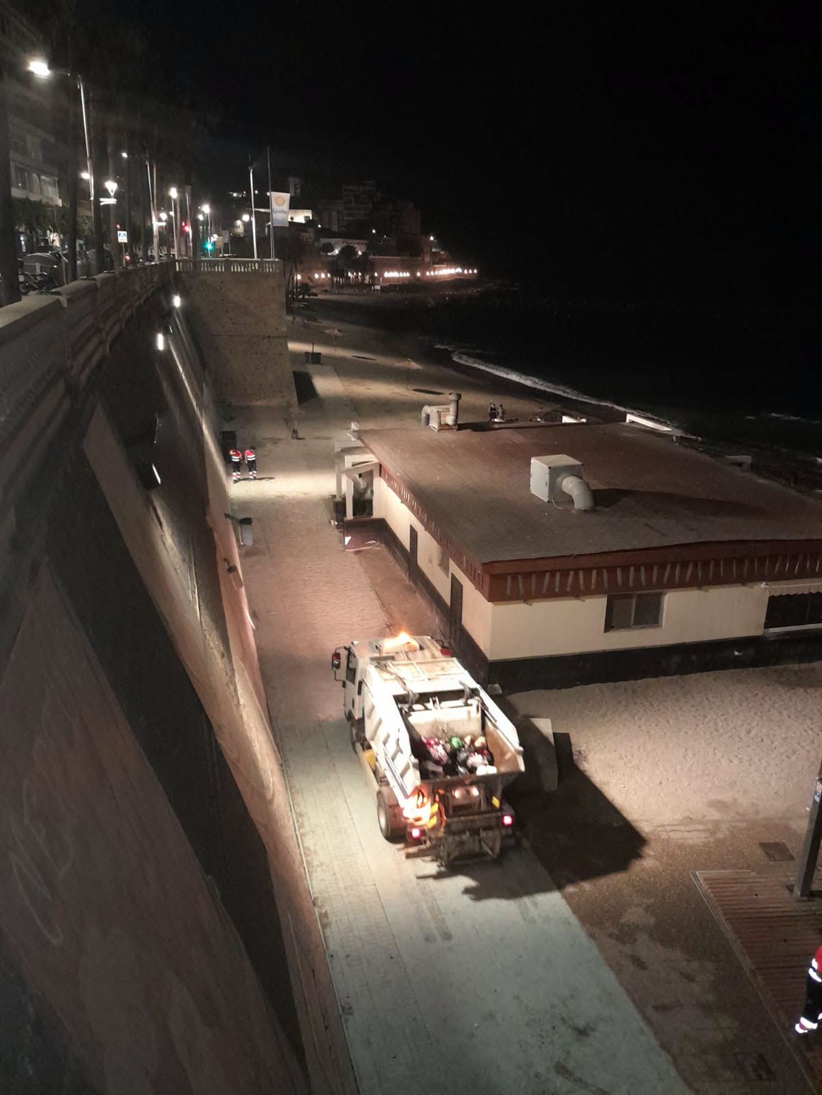 Más de medio centenar de operarios devuelven la normalidad a las playas la Noche de San Juan