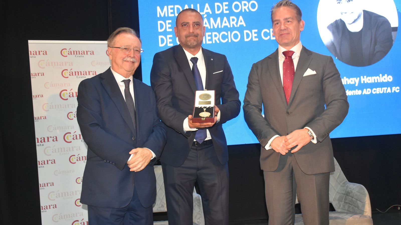 Luhay Hamido recibe la Medalla de Oro de la Cámara por su compromiso con el deporte ceutí